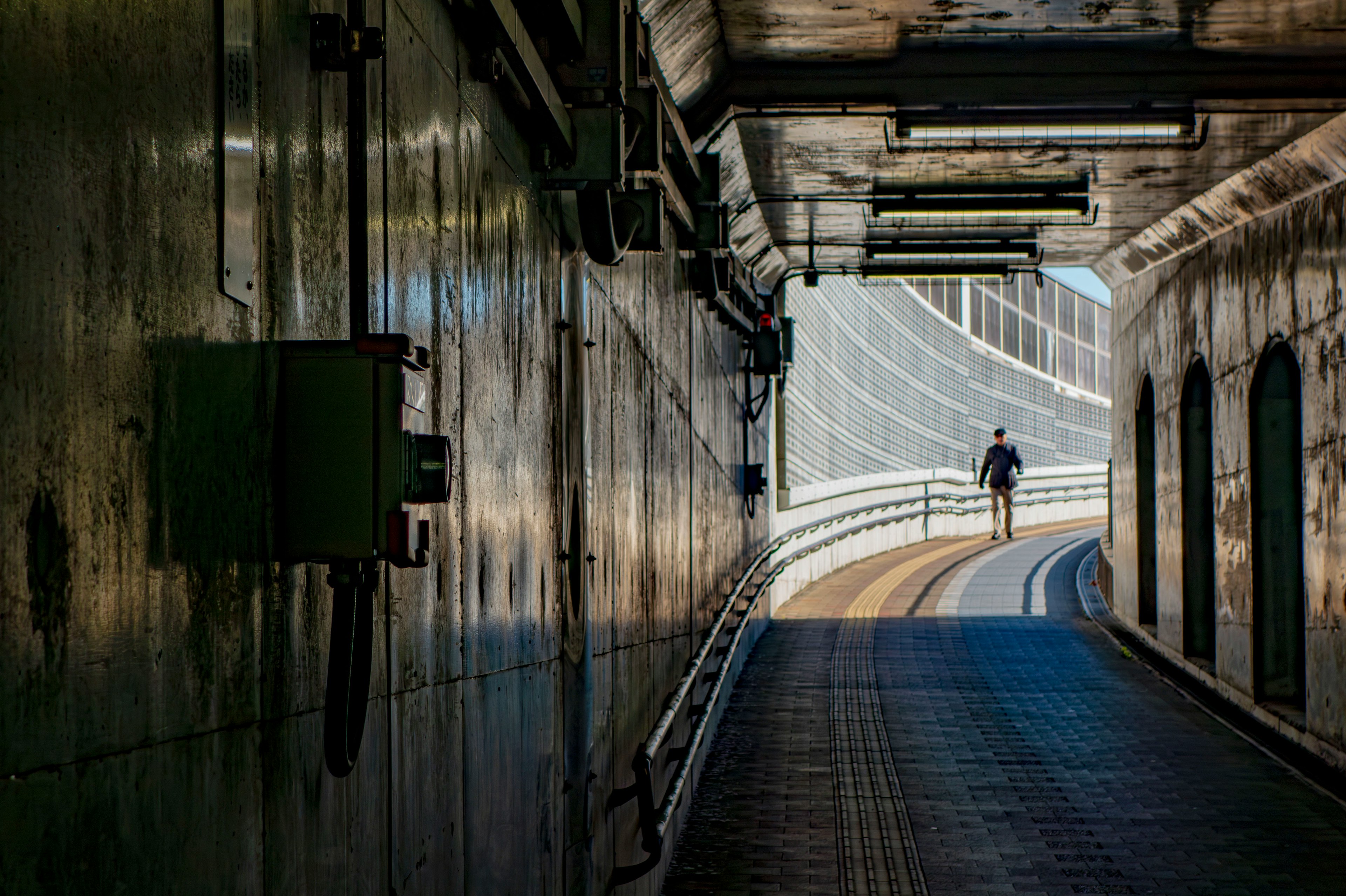 Una persona che cammina in un tunnel con una luce brillante all'estremità