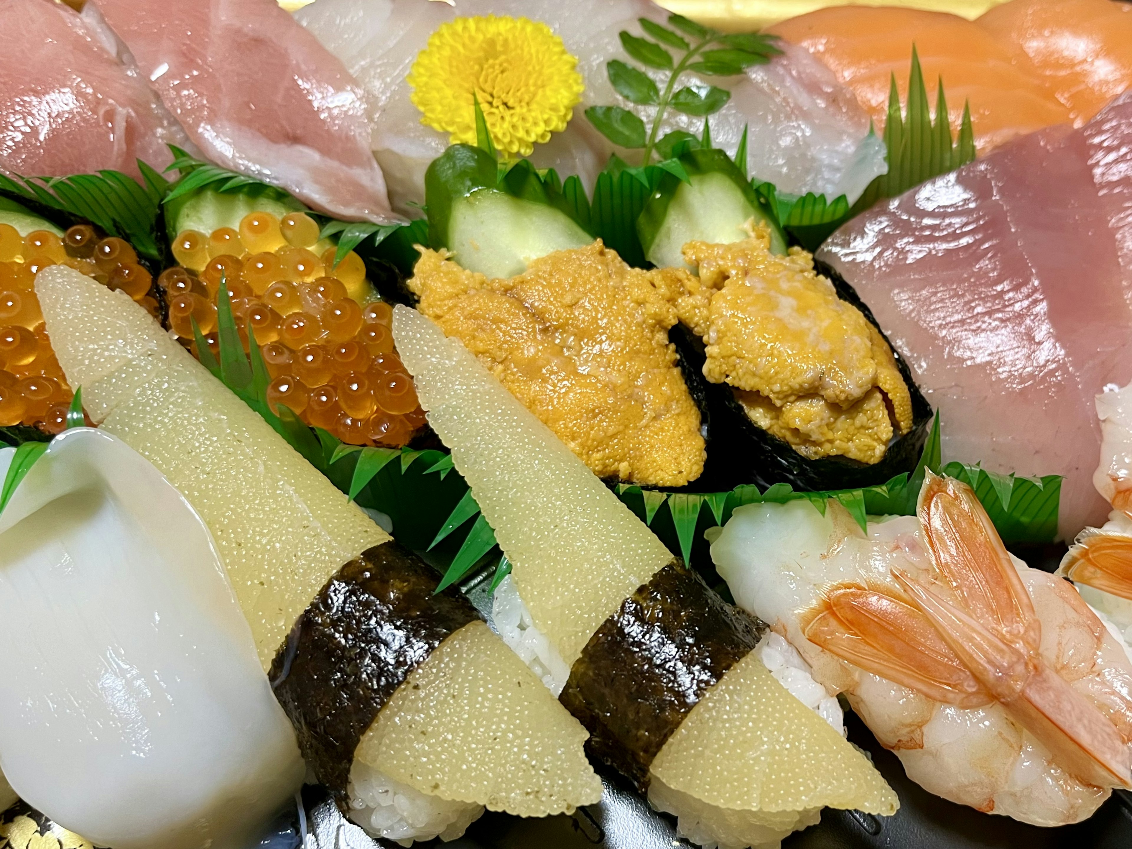 Đĩa sushi tươi ngon với nhiều loại hải sản