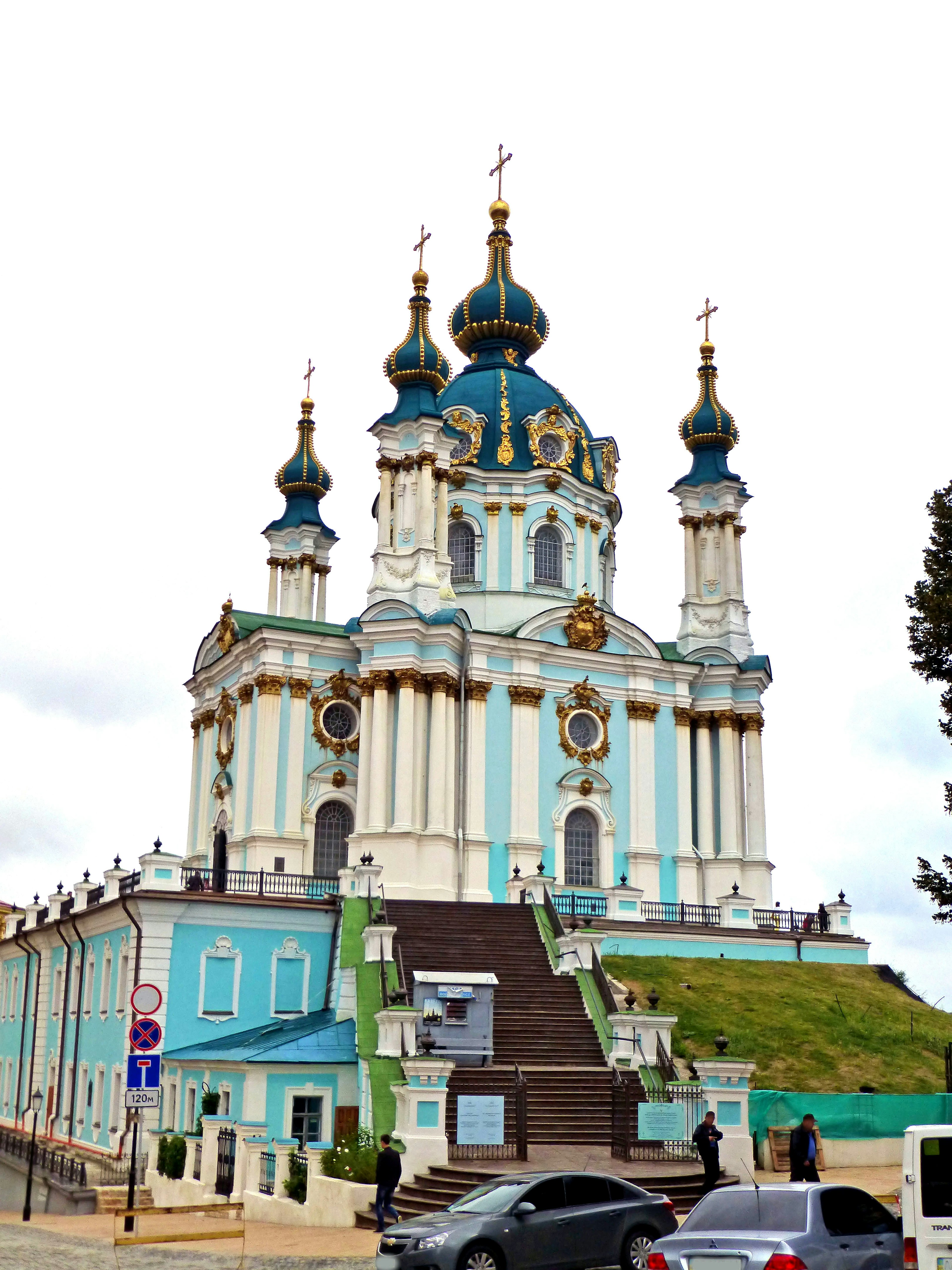 Gereja St Andrew dengan arsitektur yang menakjubkan dan kubah biru