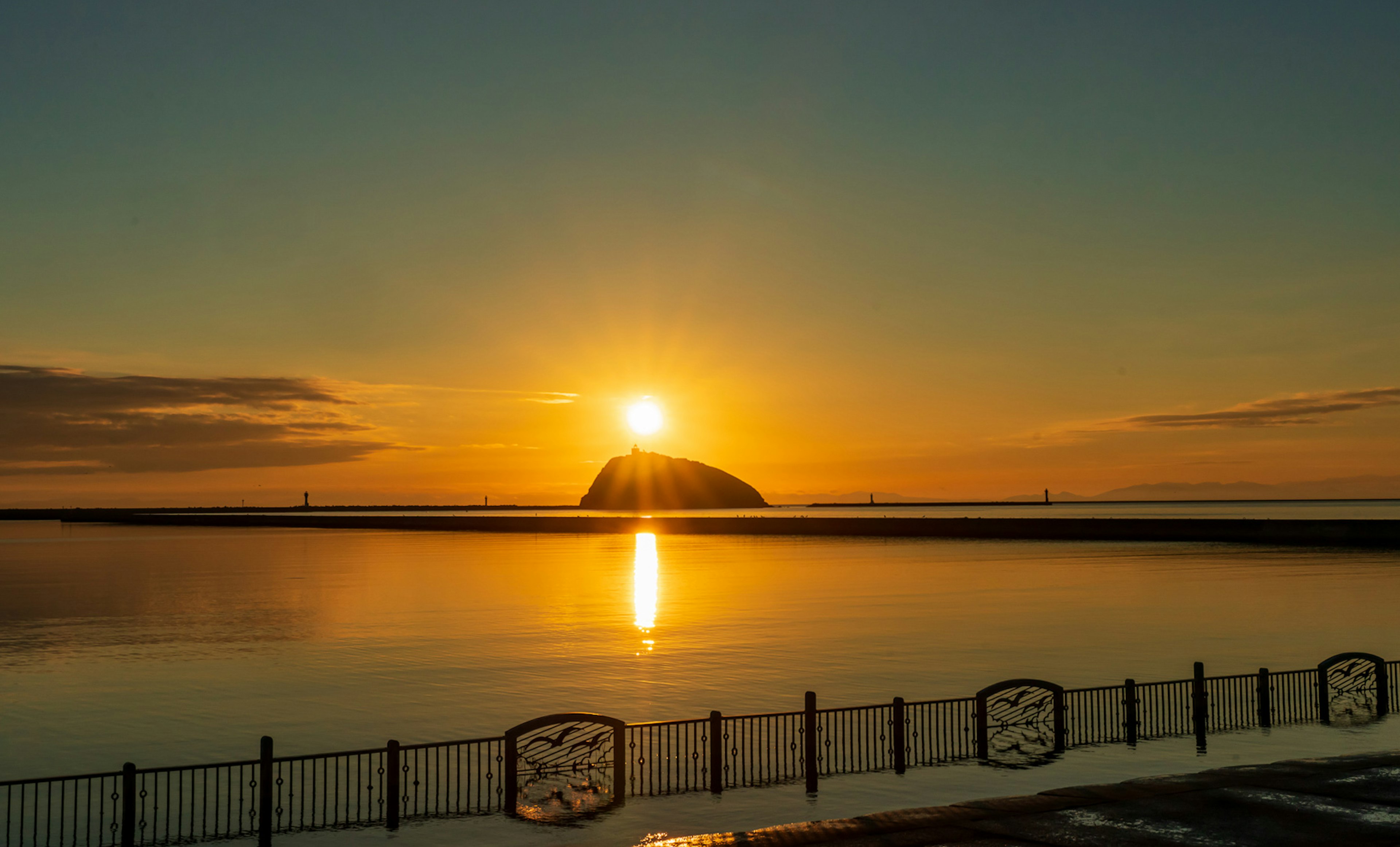 夕日が海に沈む美しい風景と静かな水面