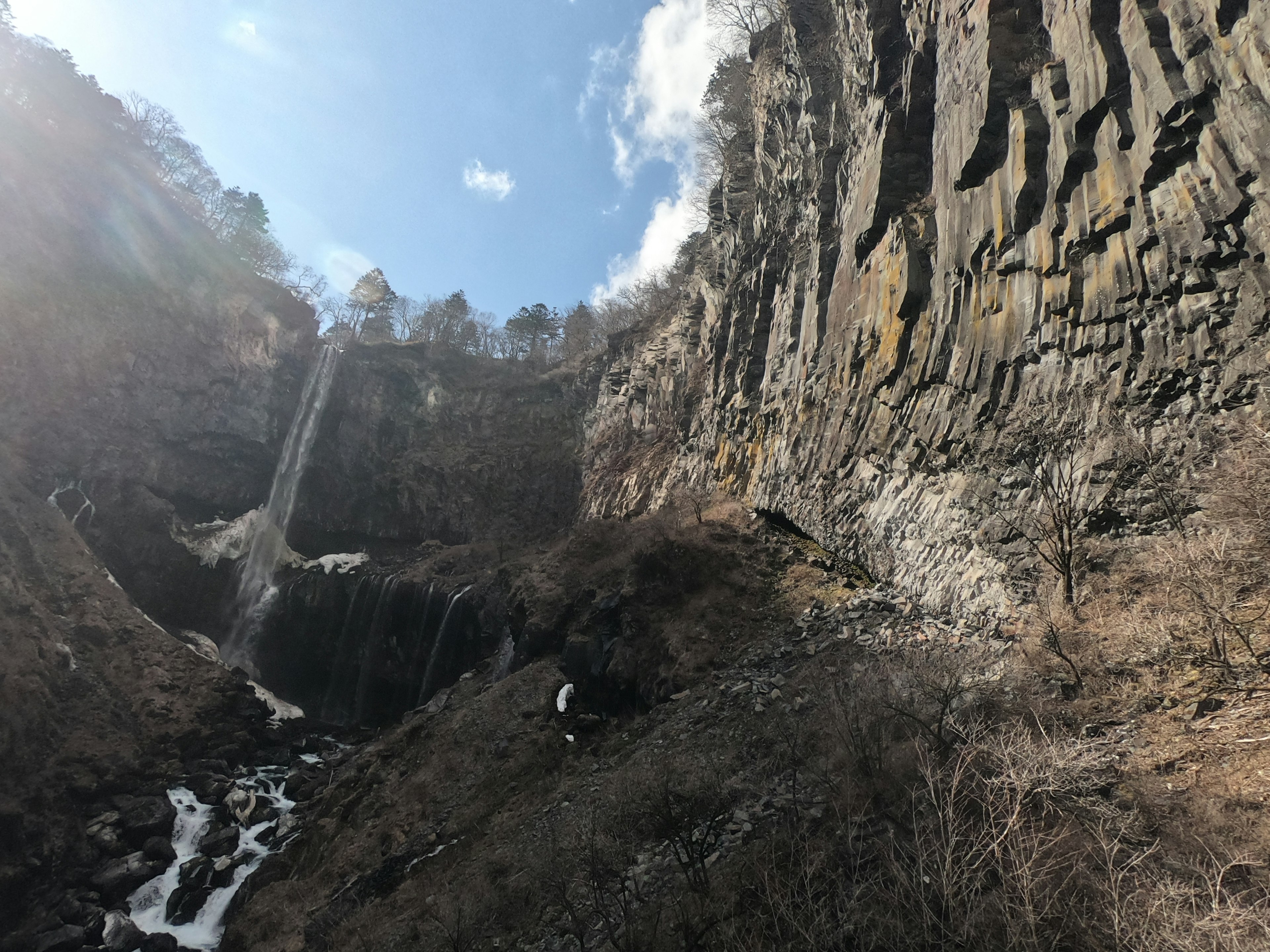 Paisaje con una cascada de montaña y acantilados empinados