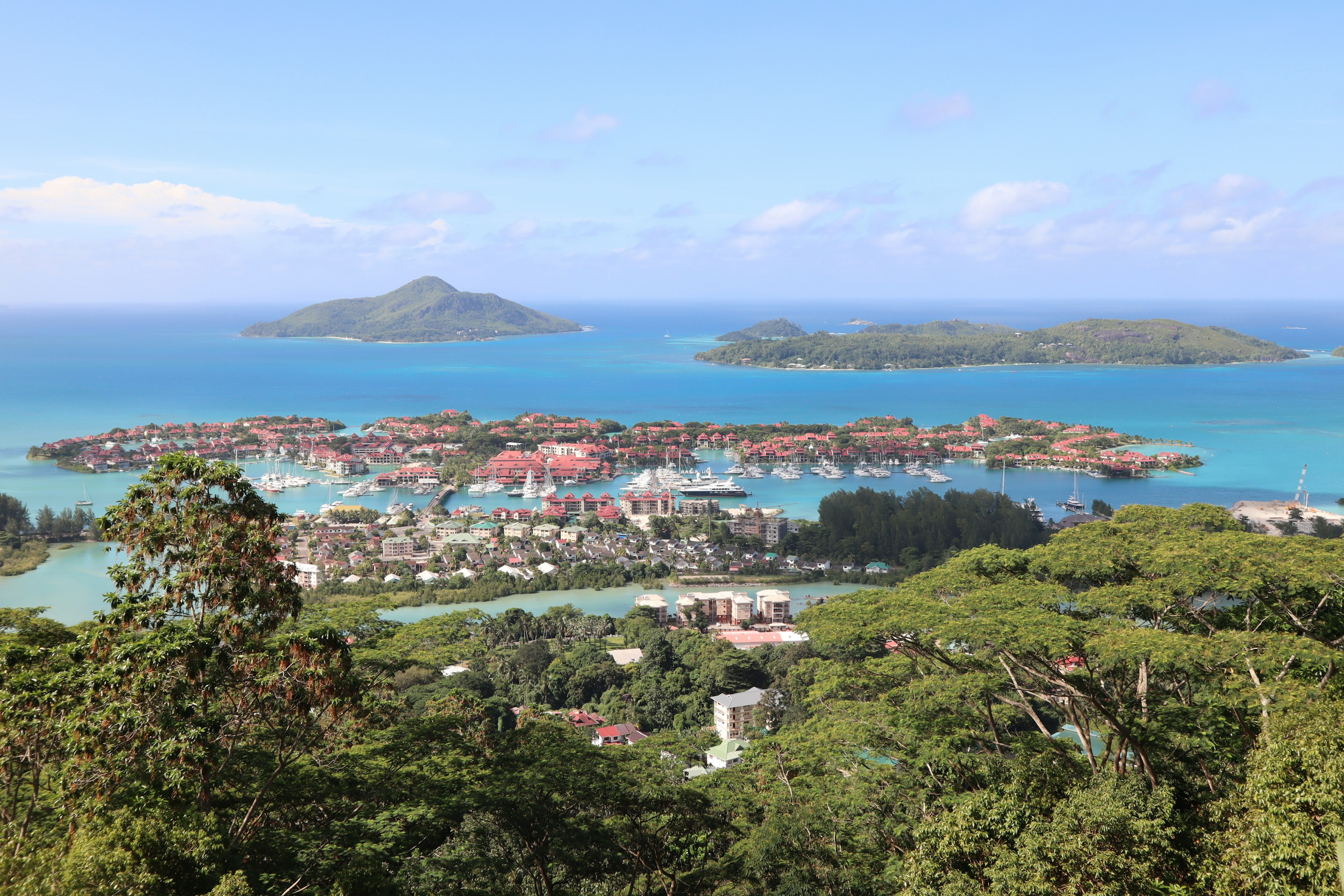 Vista panorámica de las islas Seychelles con océano azul y vegetación exuberante