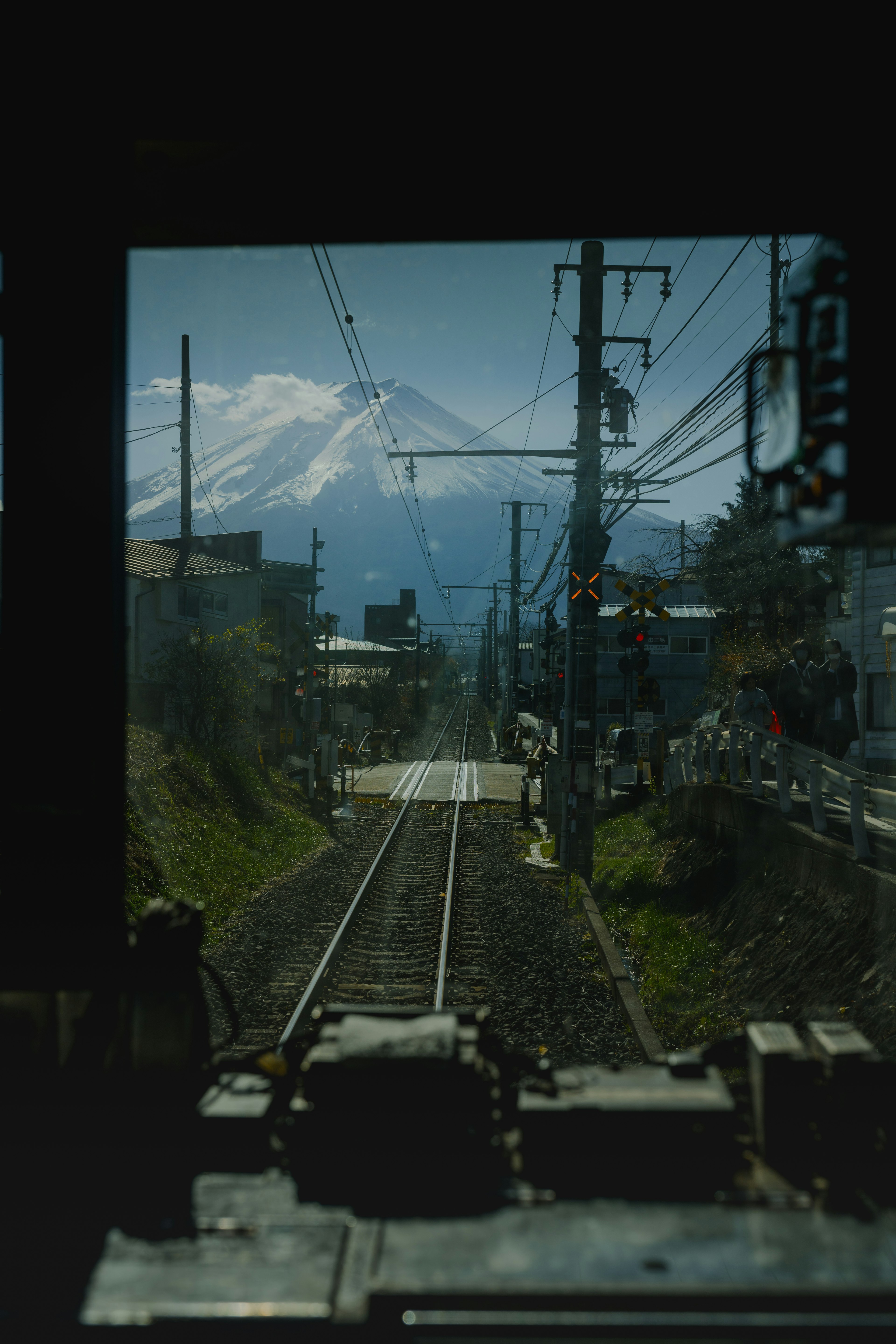 電車の運転席から見た富士山と線路の風景