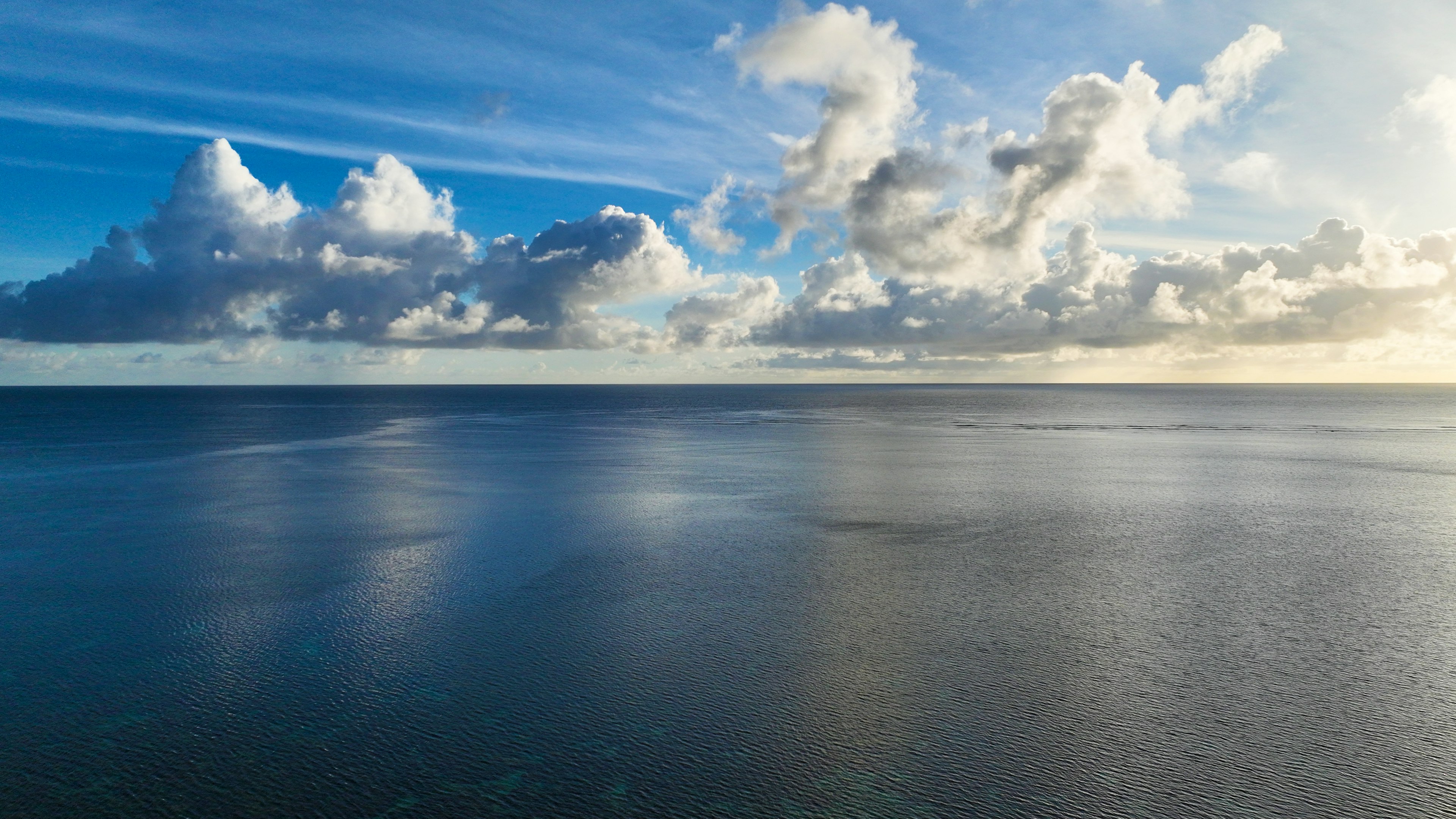 Vue sereine de l'océan avec ciel bleu et nuages