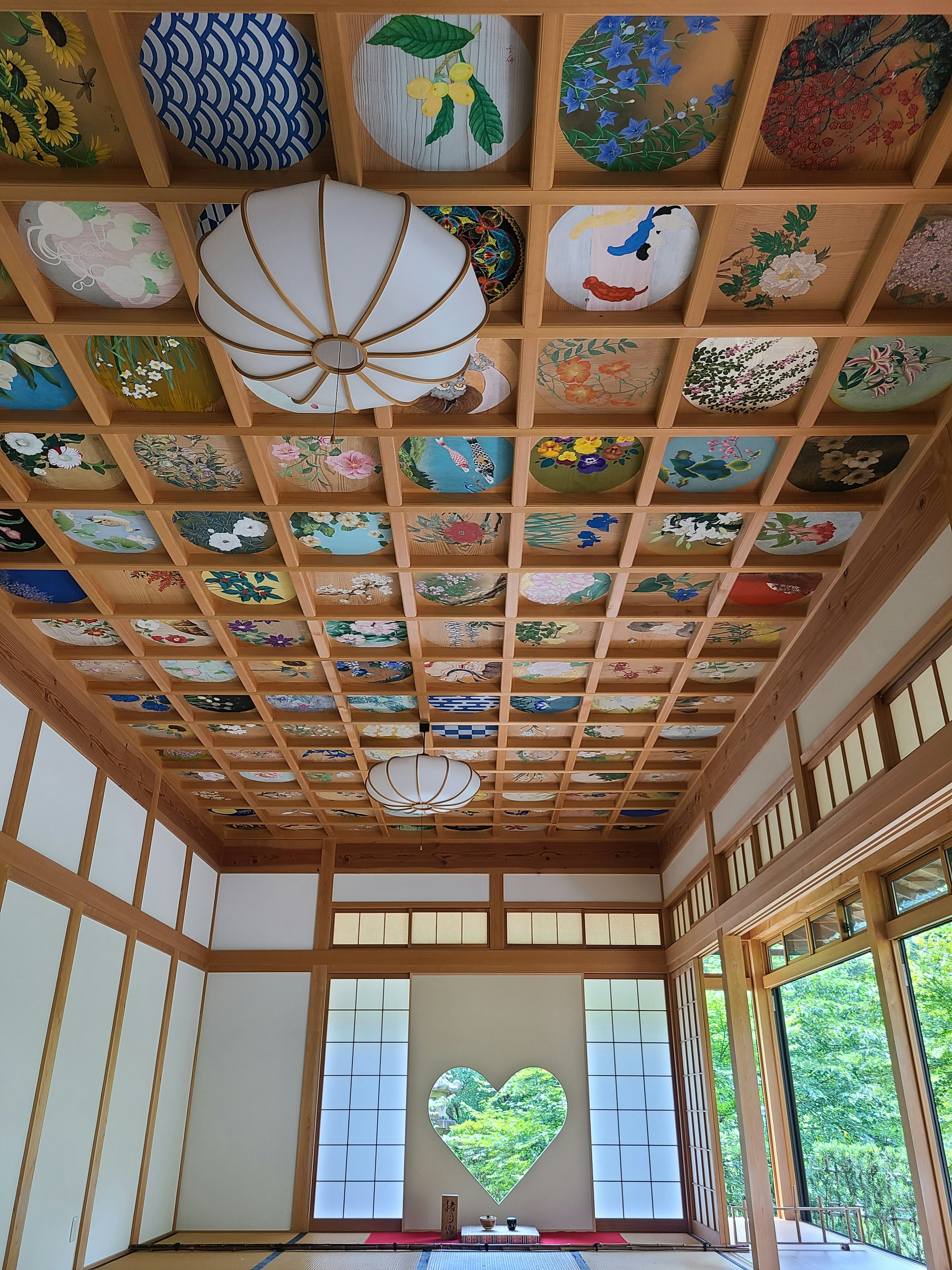 Habitación japonesa con hermosas decoraciones en el techo y ventana en forma de corazón