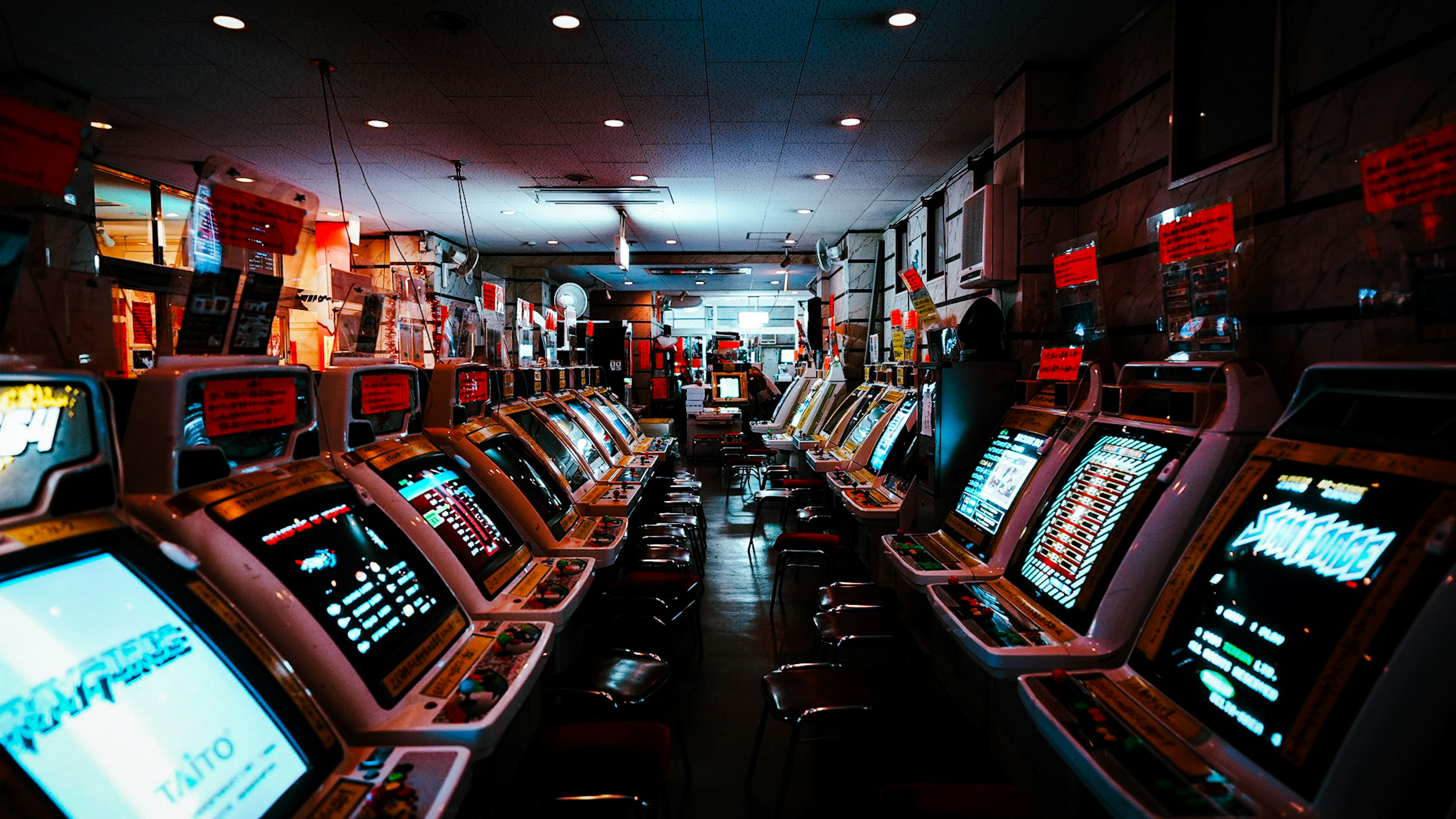 Vue intérieure d'un casino avec des rangées de machines à sous