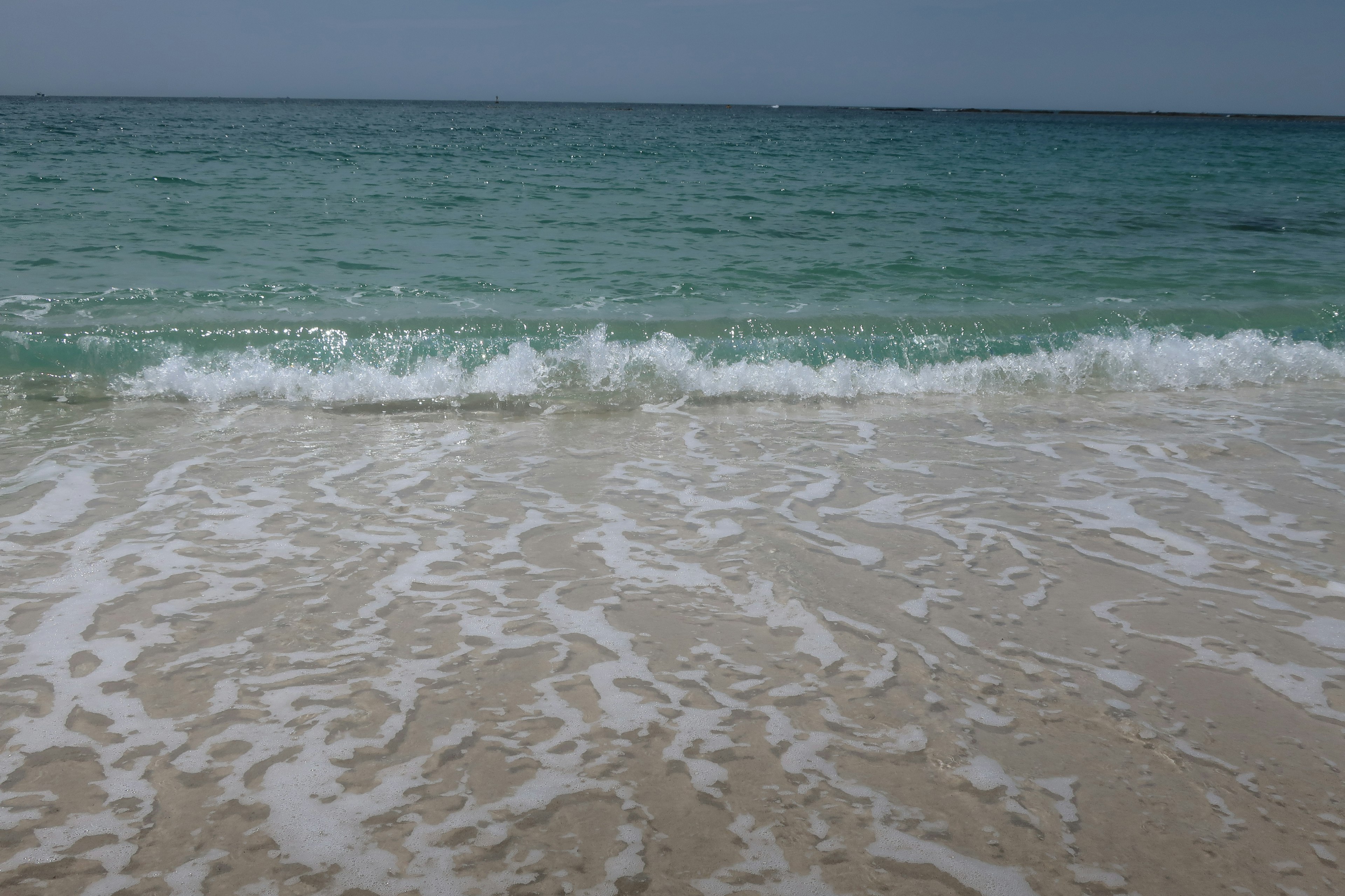 平静海浪和沙滩场景