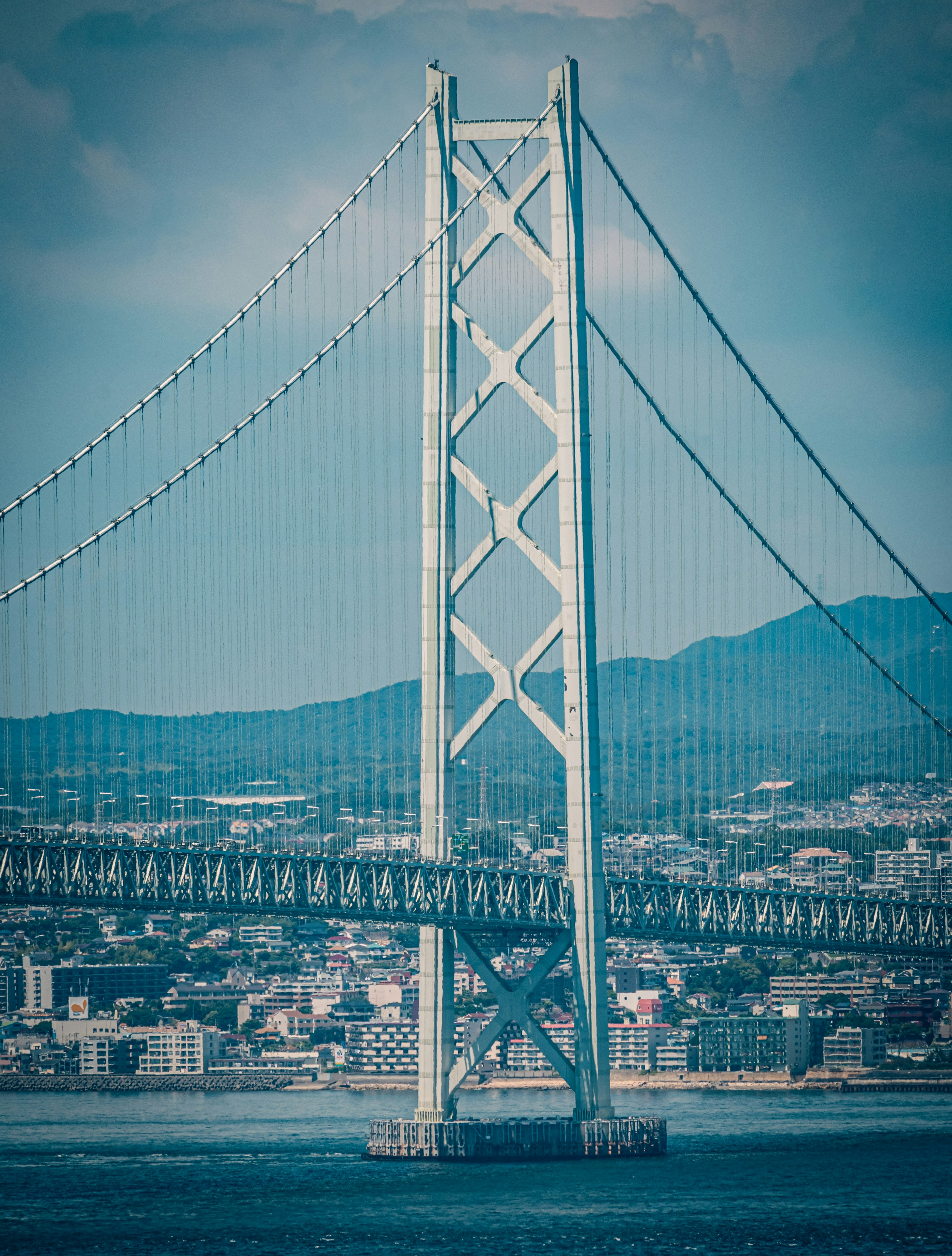 Detaillierte Struktur der Akashi-Kaikyō-Brücke mit Bergen im Hintergrund