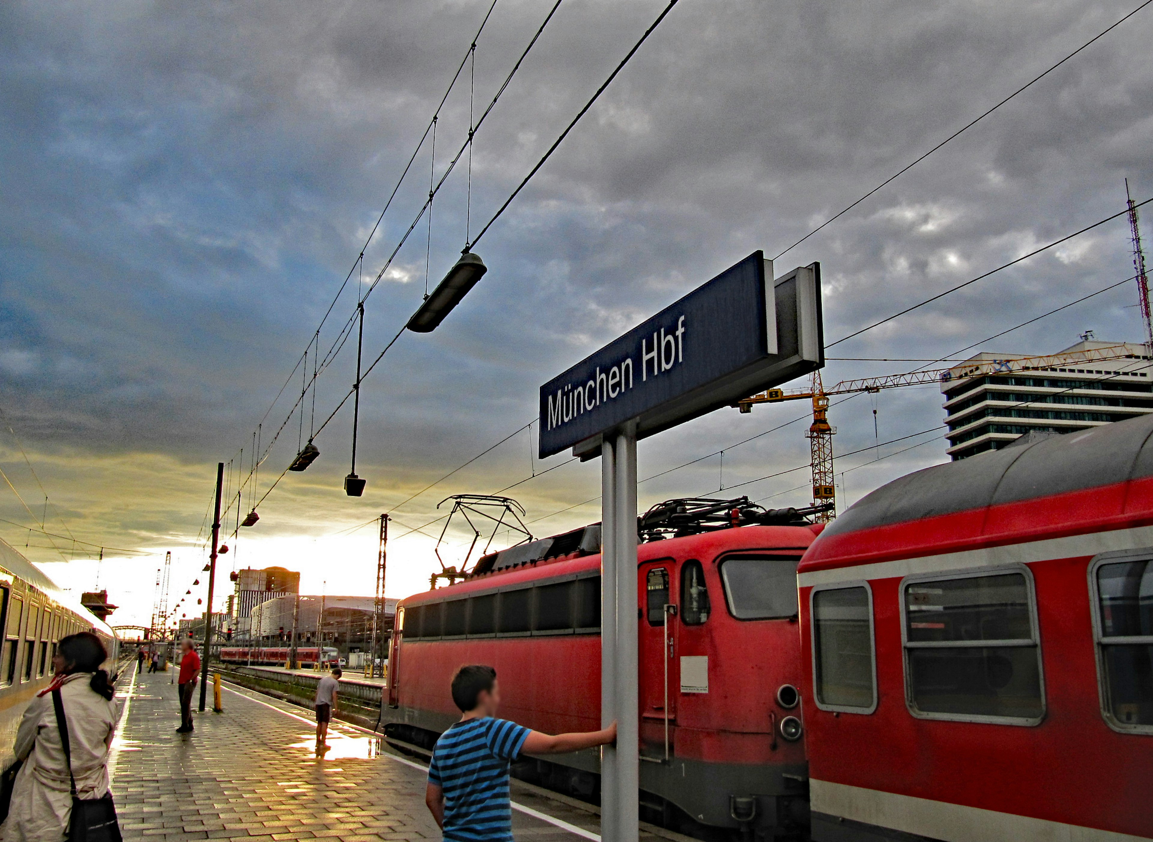 ฉากที่มีรถไฟสีแดงและป้ายสถานี