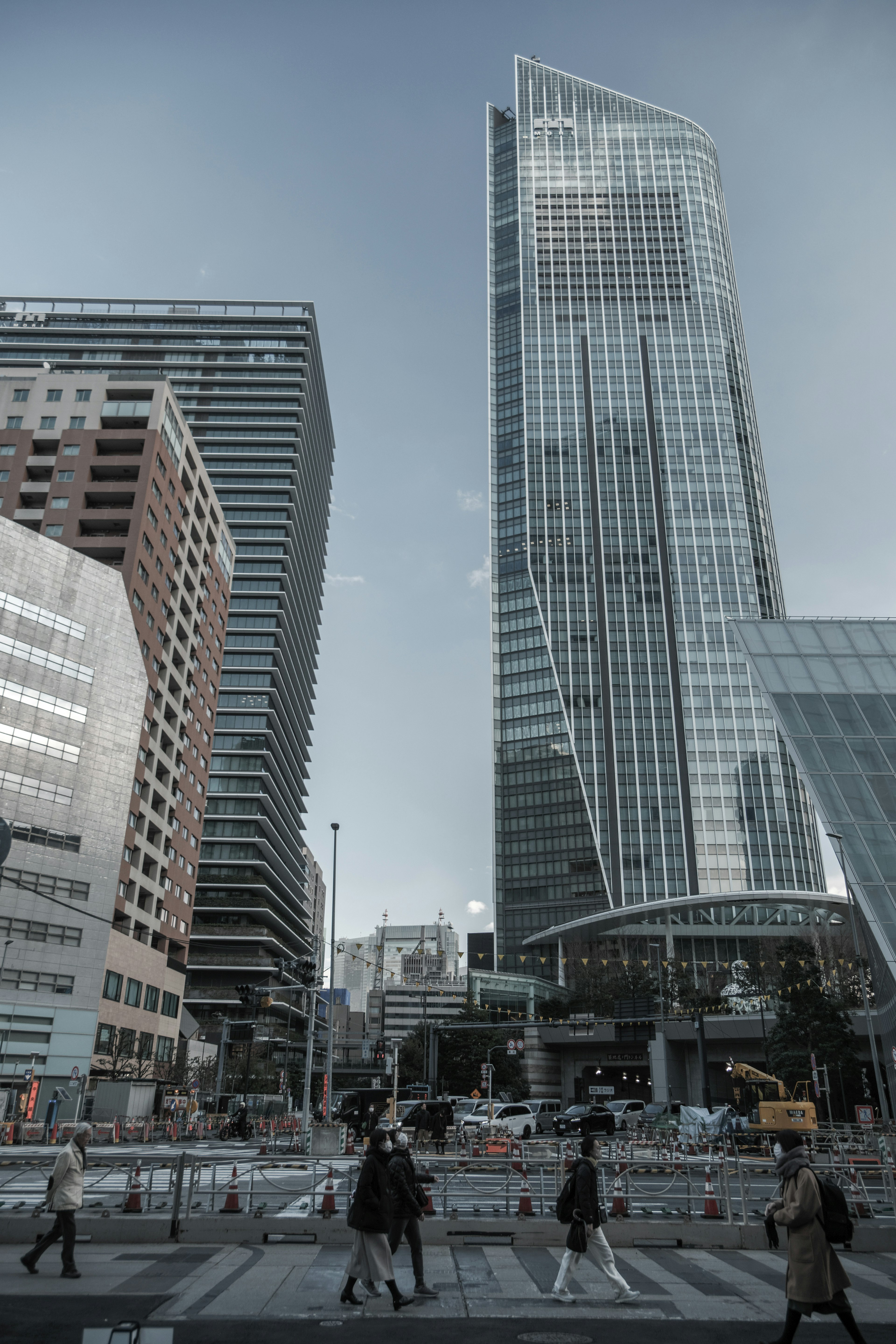 高層ビルと都市の風景が広がるシーン