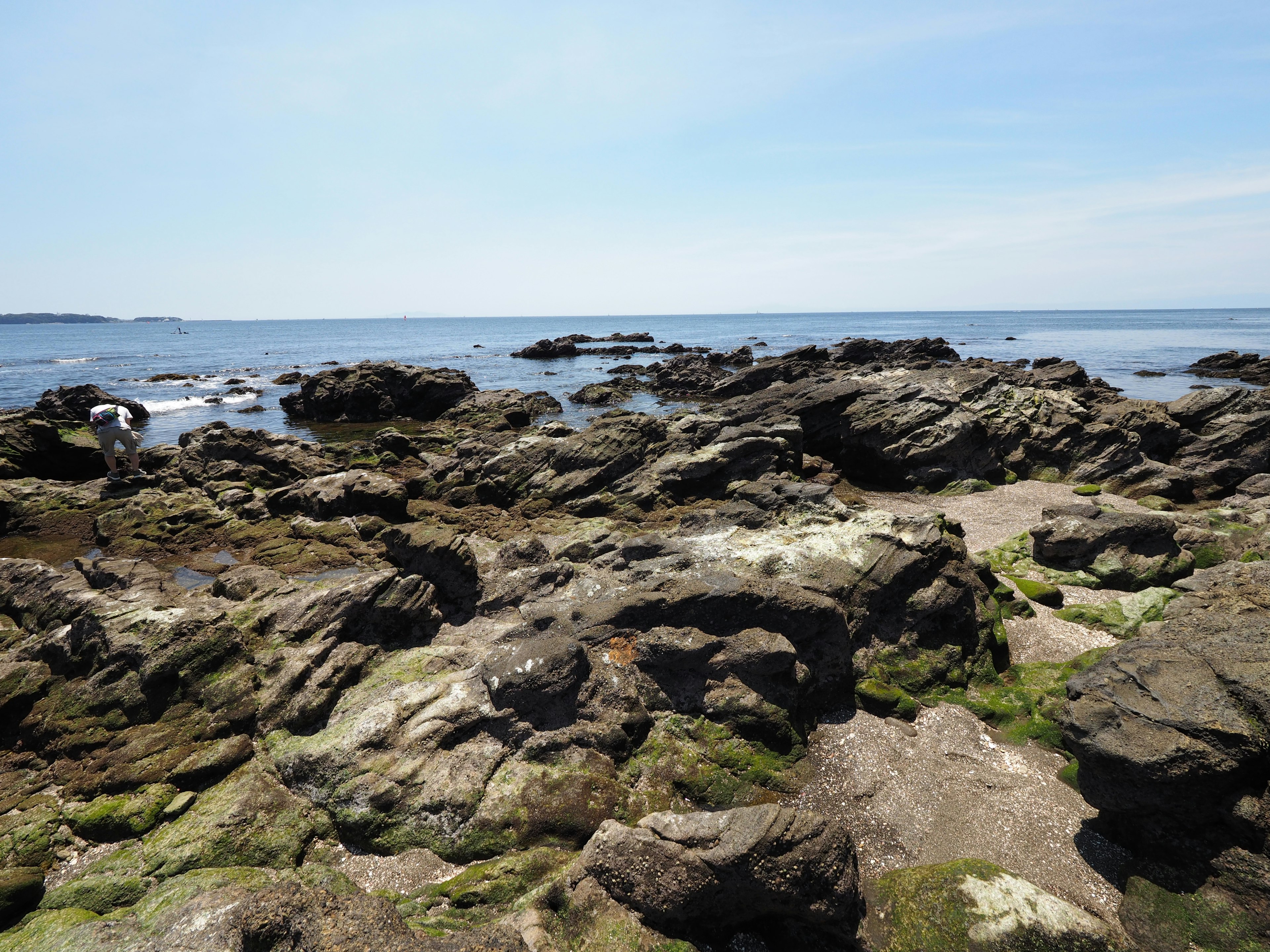 Pantai berbatu dengan pemandangan laut tenang