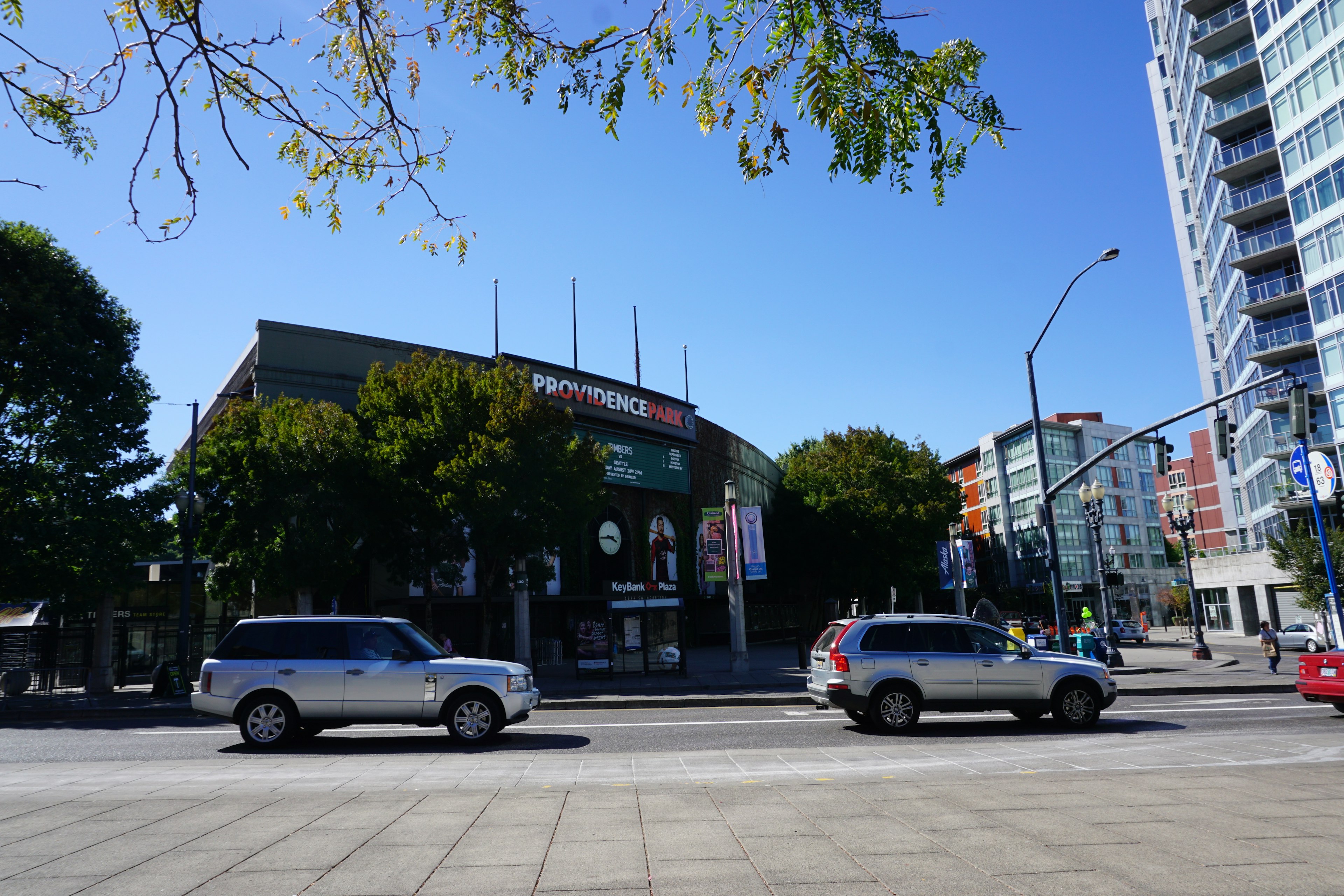 在晴朗藍天下的街道景觀，有汽車和建築物