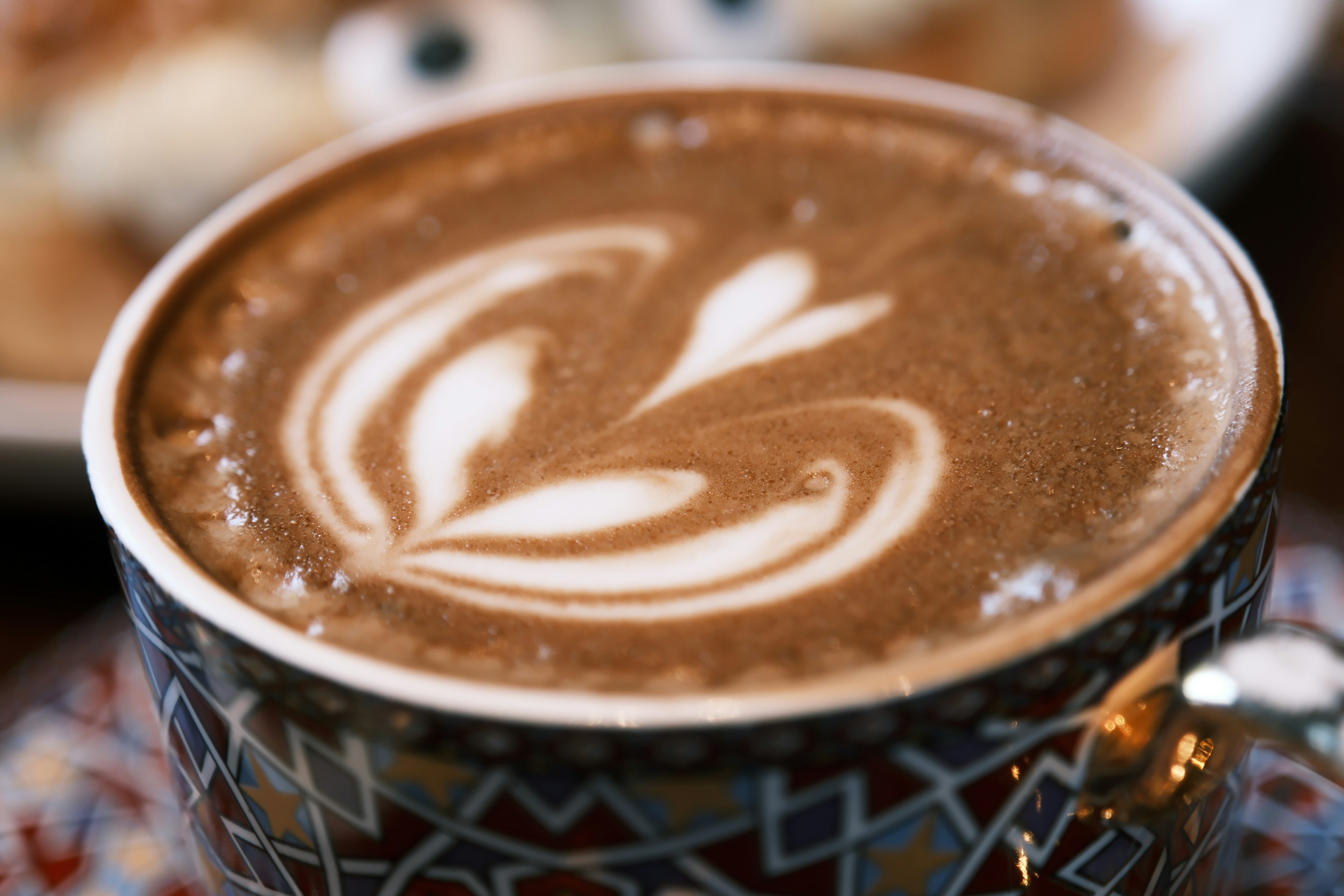 Un art latte magnifiquement élaboré dans une tasse de café