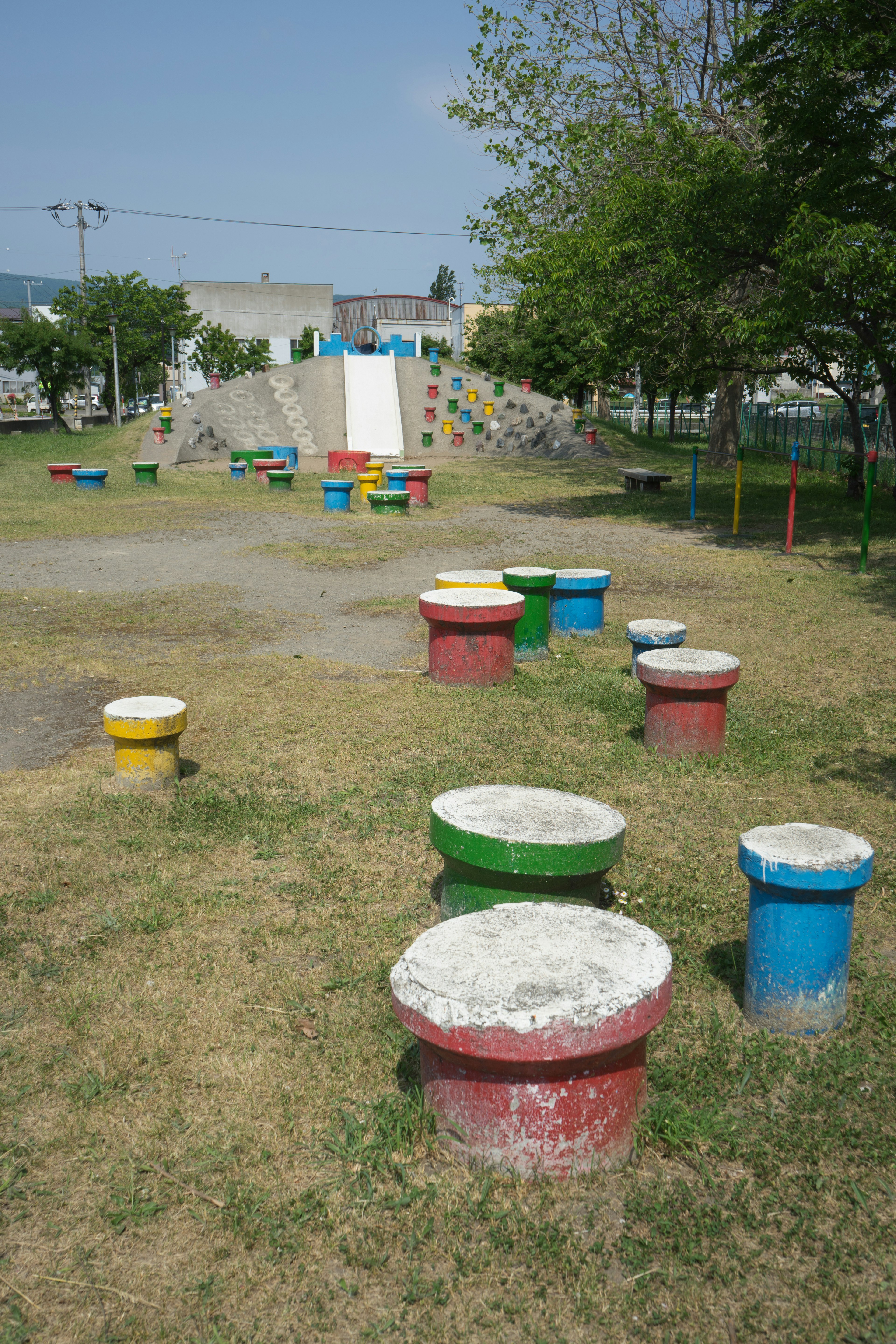 Asientos circulares coloridos en un parque