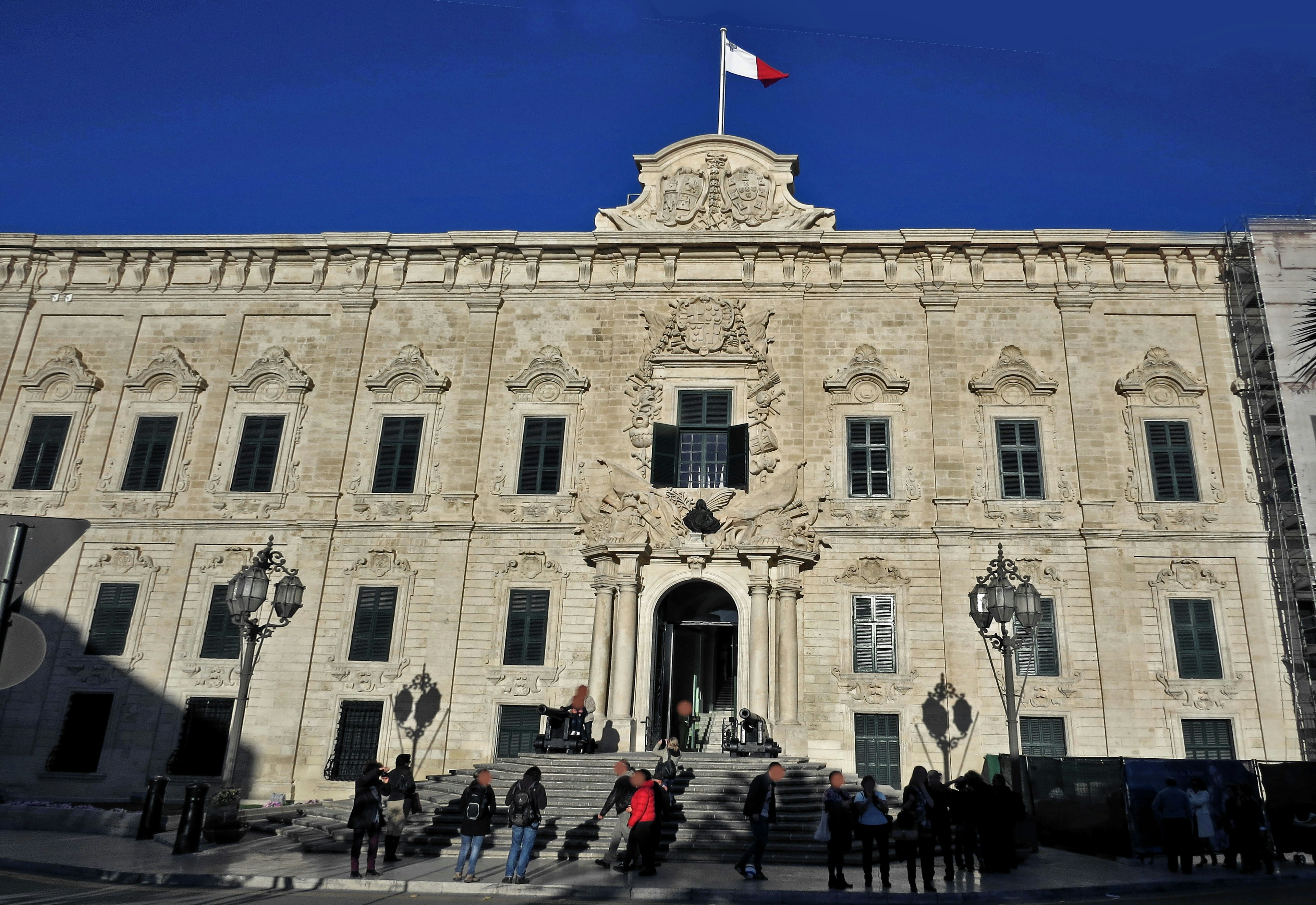 Eksterior bangunan bersejarah di Valletta Malta dengan bendera nasional