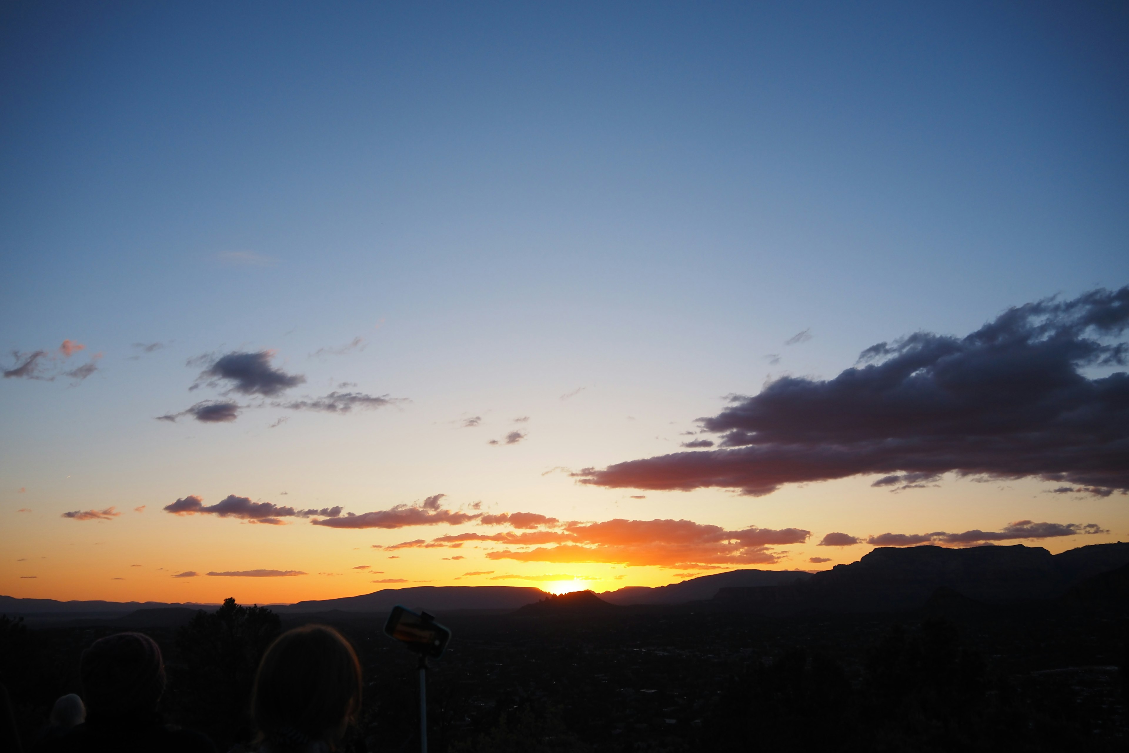 Hermoso paisaje de atardecer con cielo azul y nubes dispersas