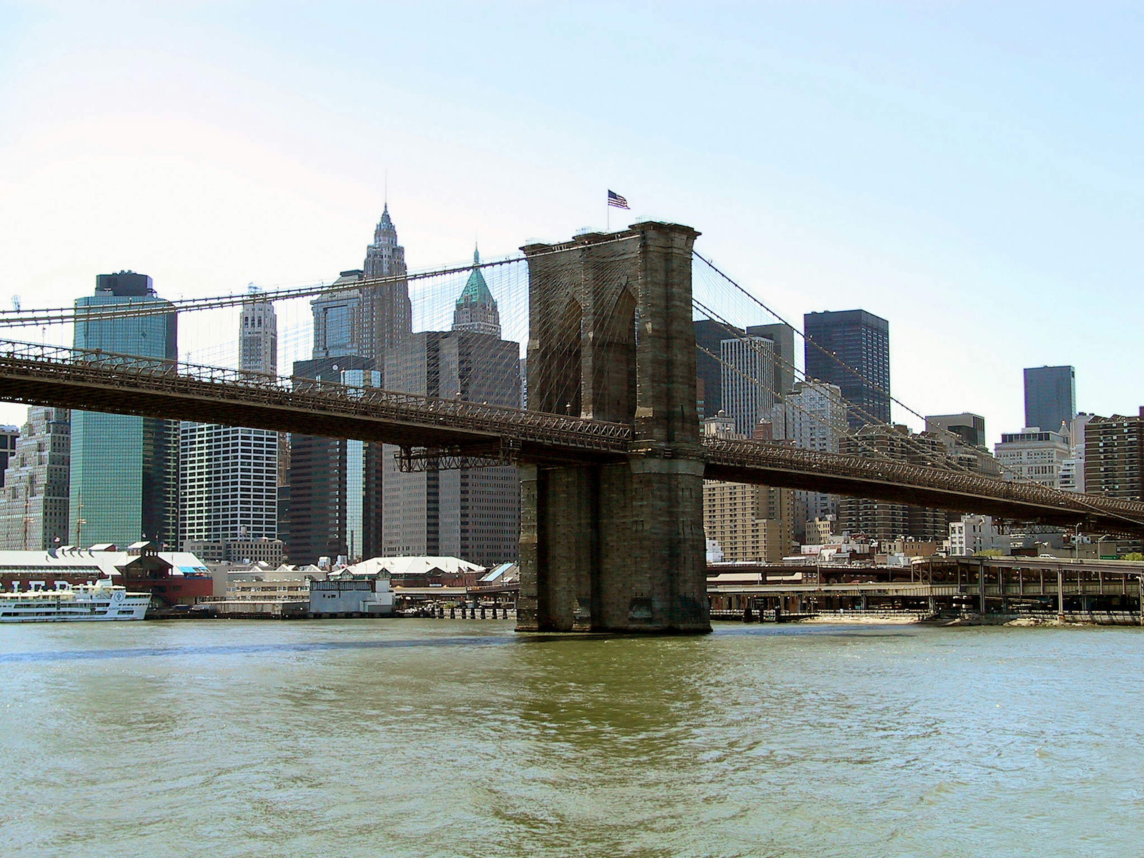 Jembatan Brooklyn dengan latar belakang cakrawala Manhattan