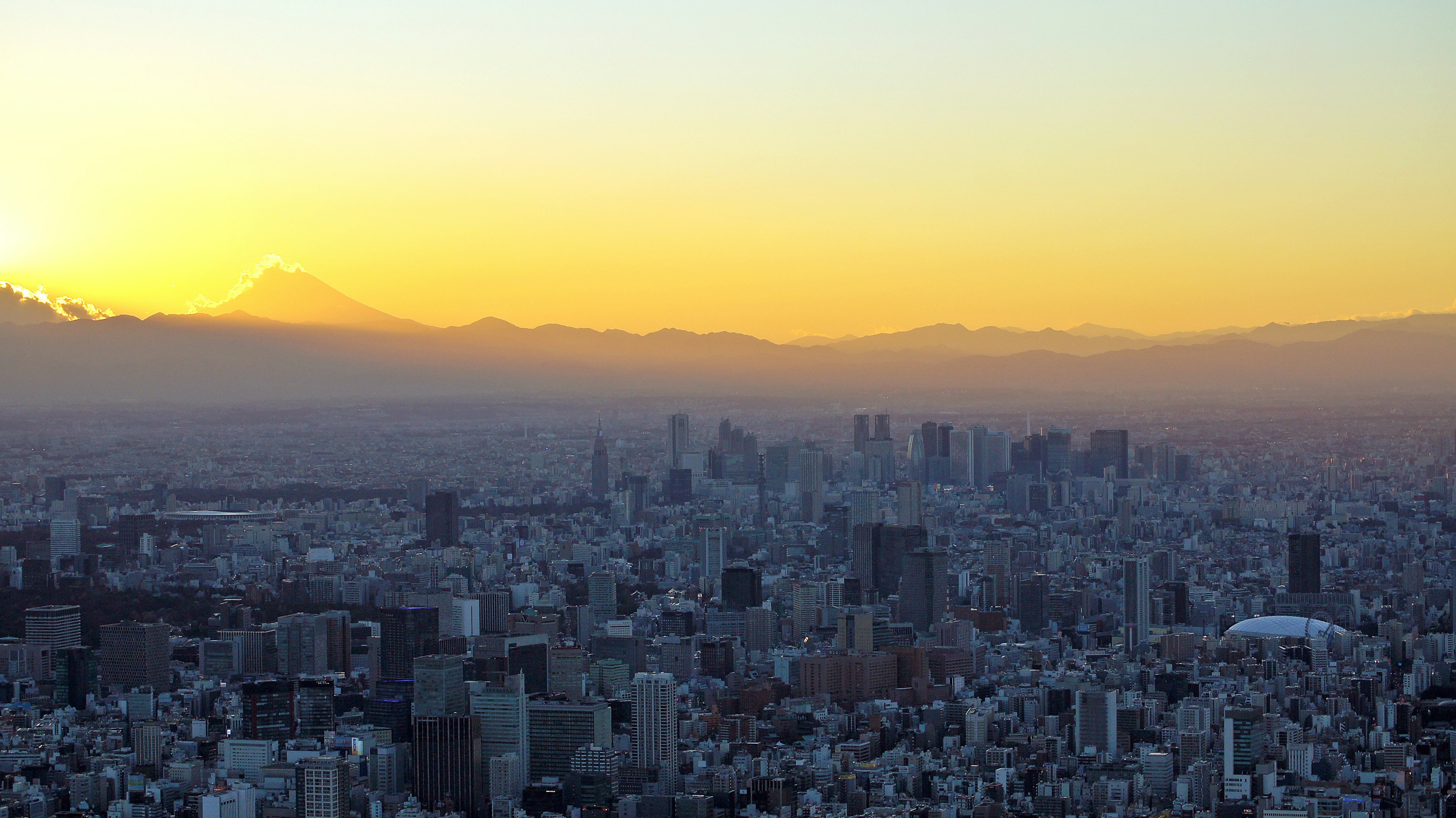 Vista del horizonte de Tokio al atardecer con el monte Fuji al fondo