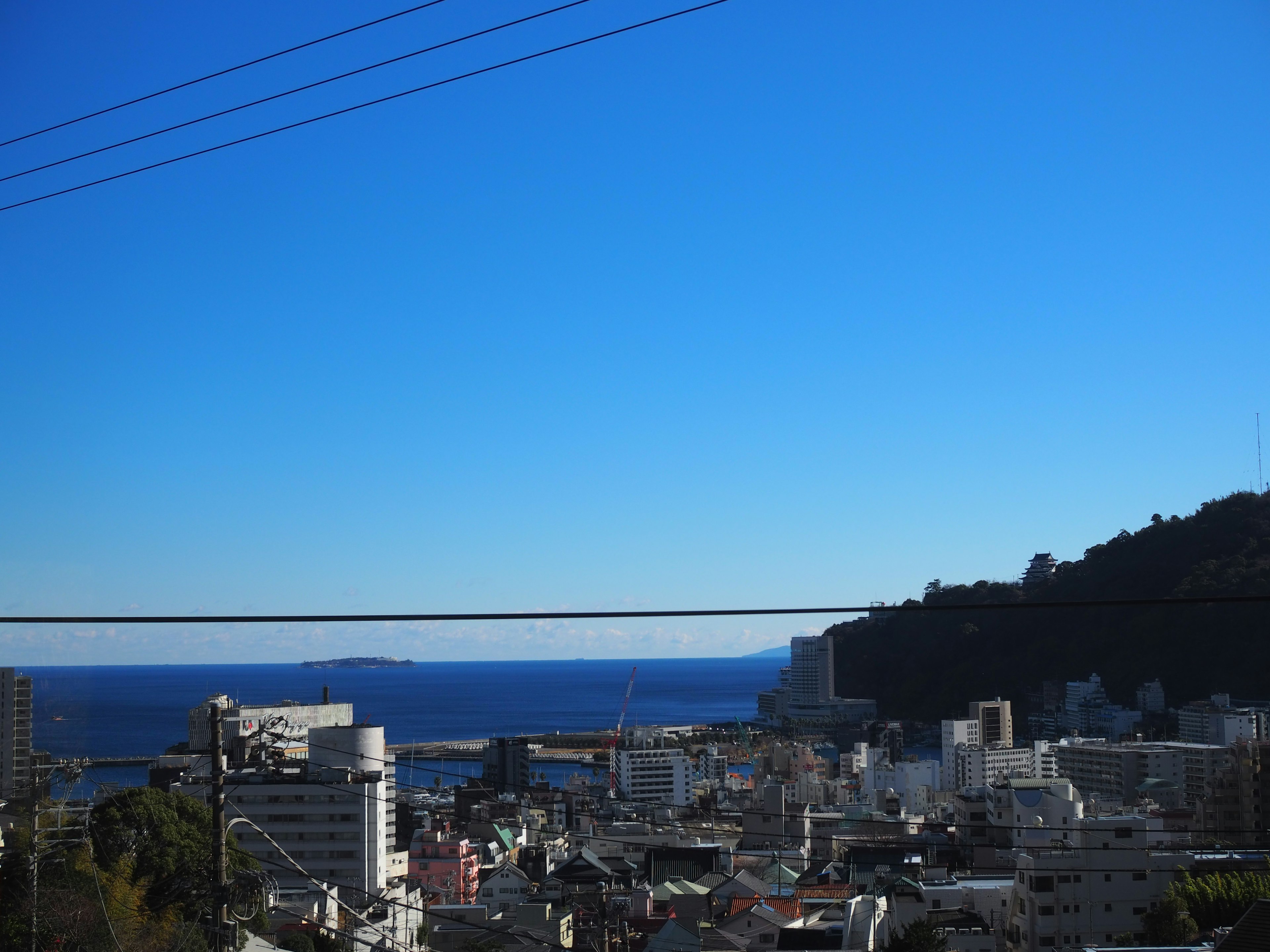 青い空と海の景色を背景にした街の風景