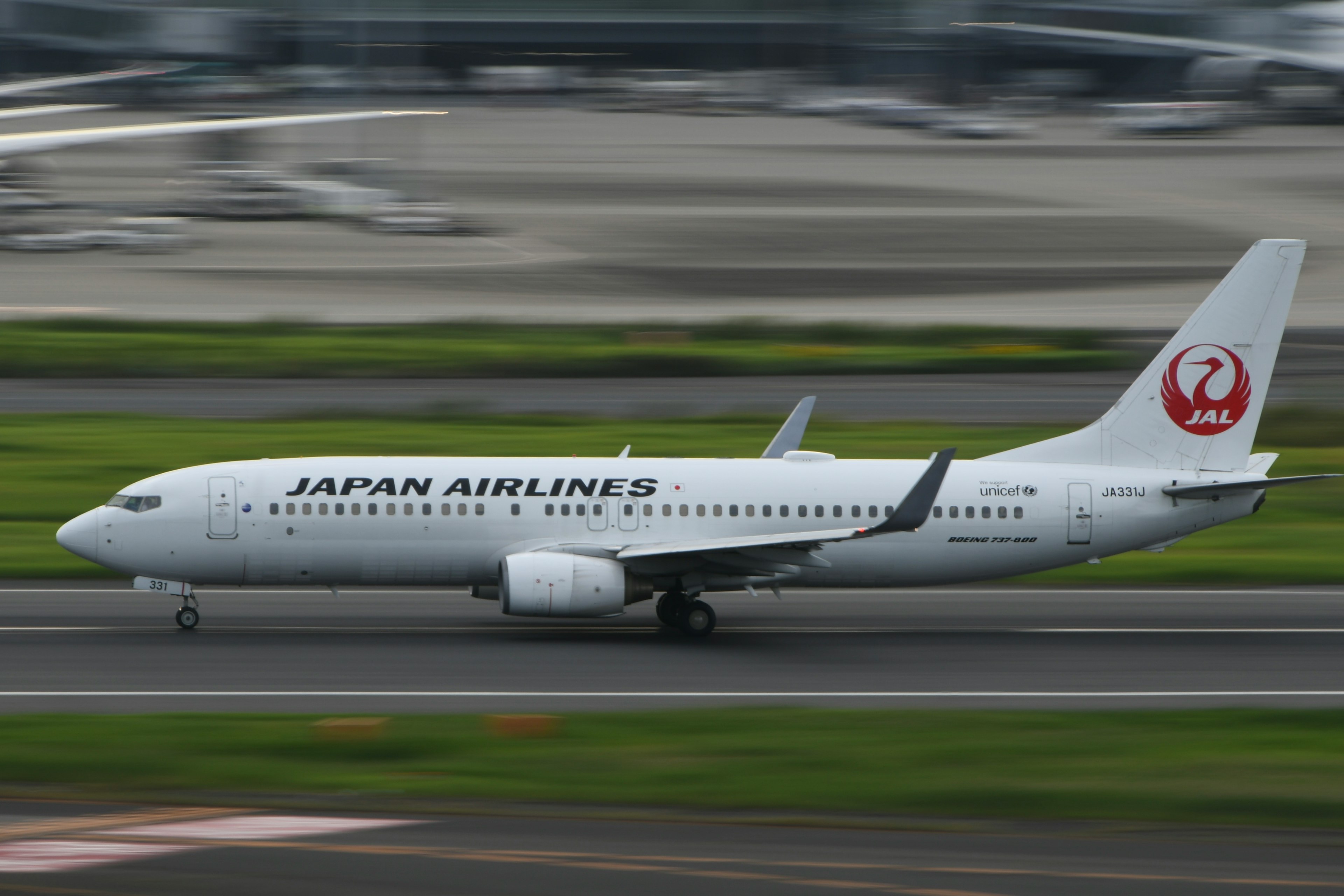 日本航空のボーイング737が滑走路を移動している