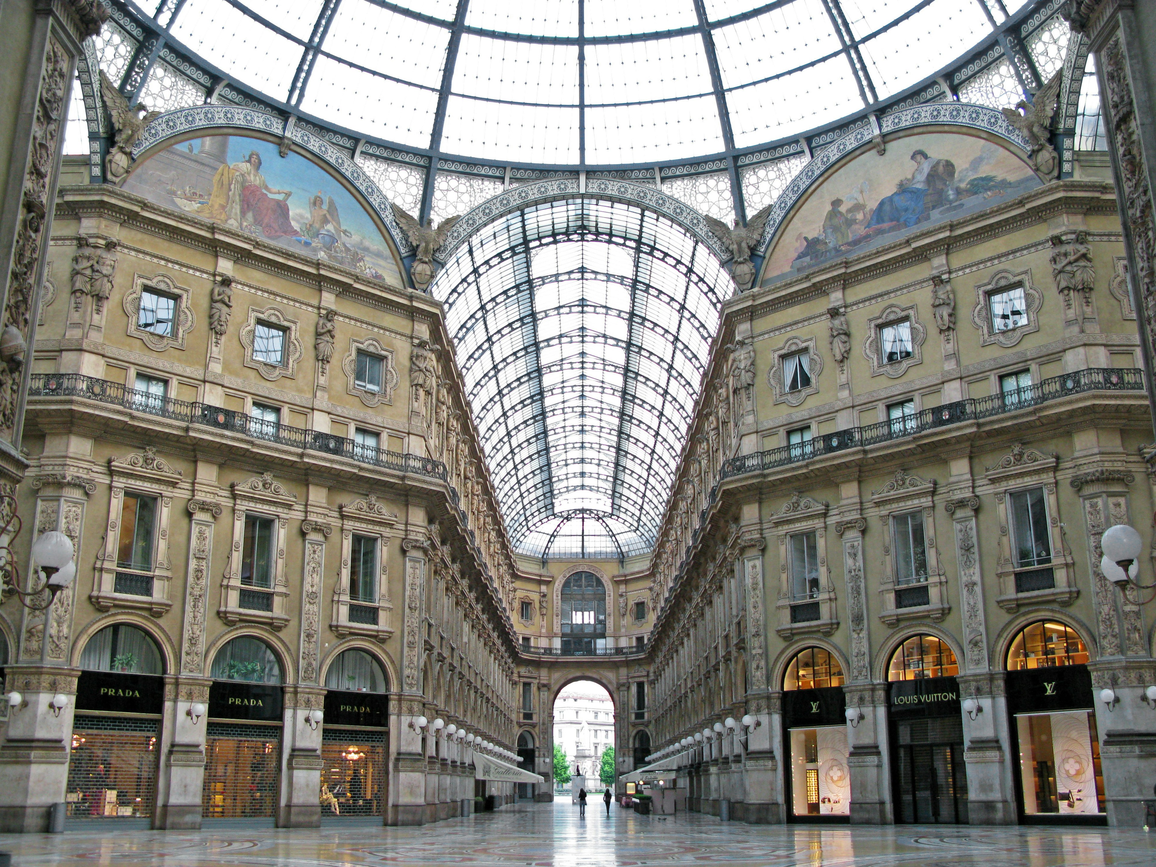 ภาพมุมมองภายใน Galleria Vittorio Emanuele II ในมิลาน แสดงให้เห็นสถาปัตยกรรมที่น่าทึ่ง