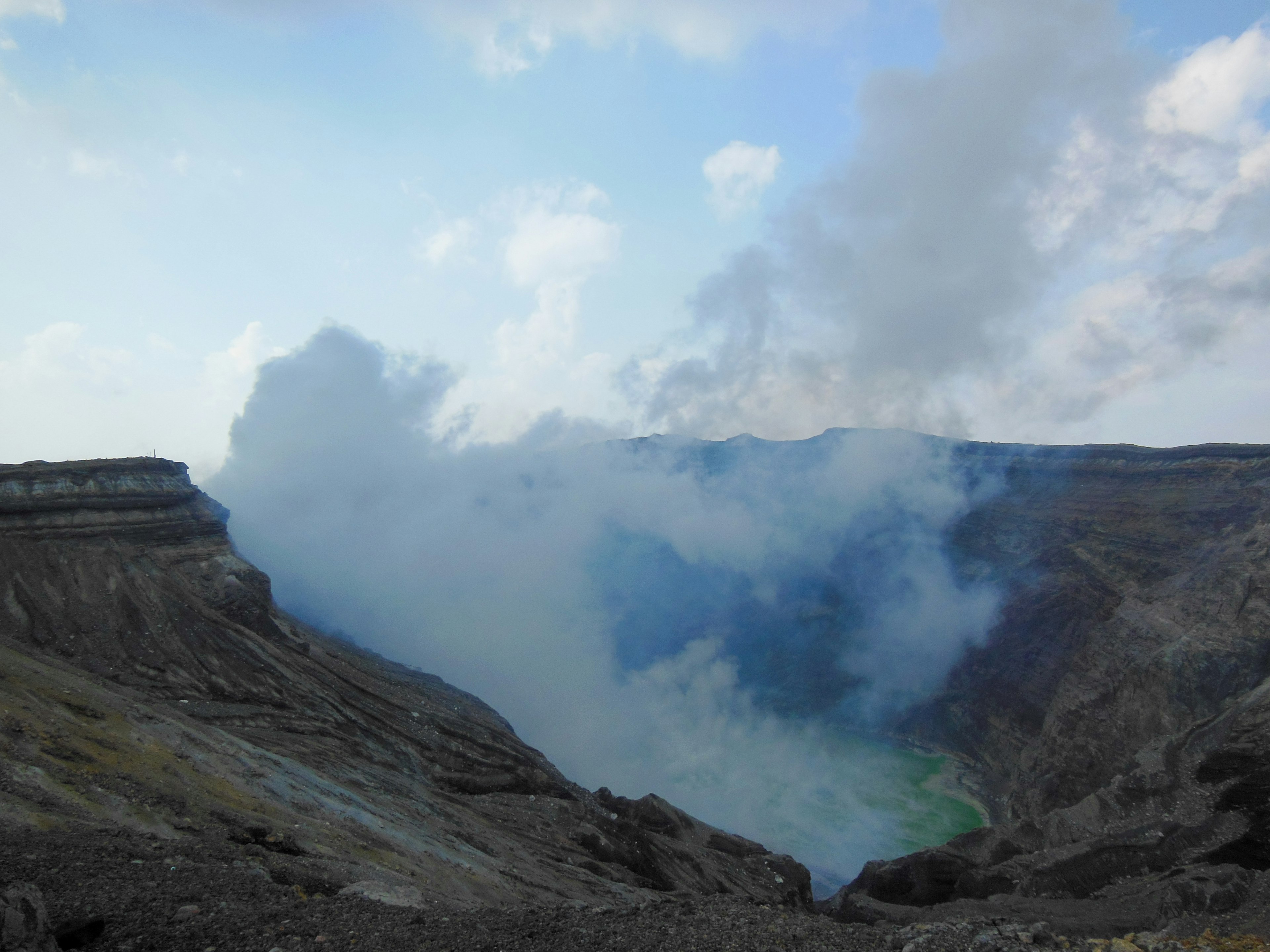 火山口的视图，伴有烟雾