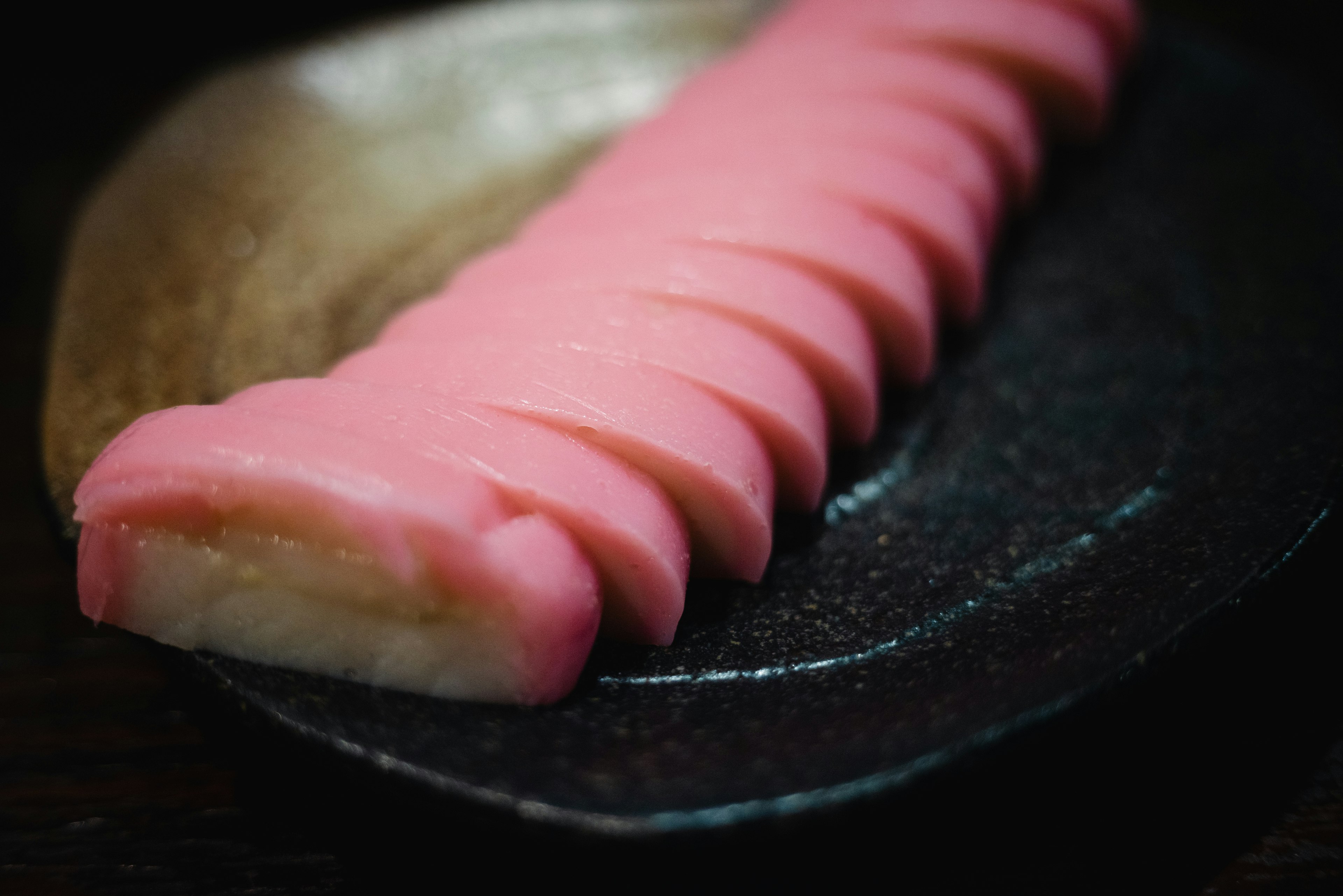 薄いピンクのスライスが特徴的な和菓子の一種