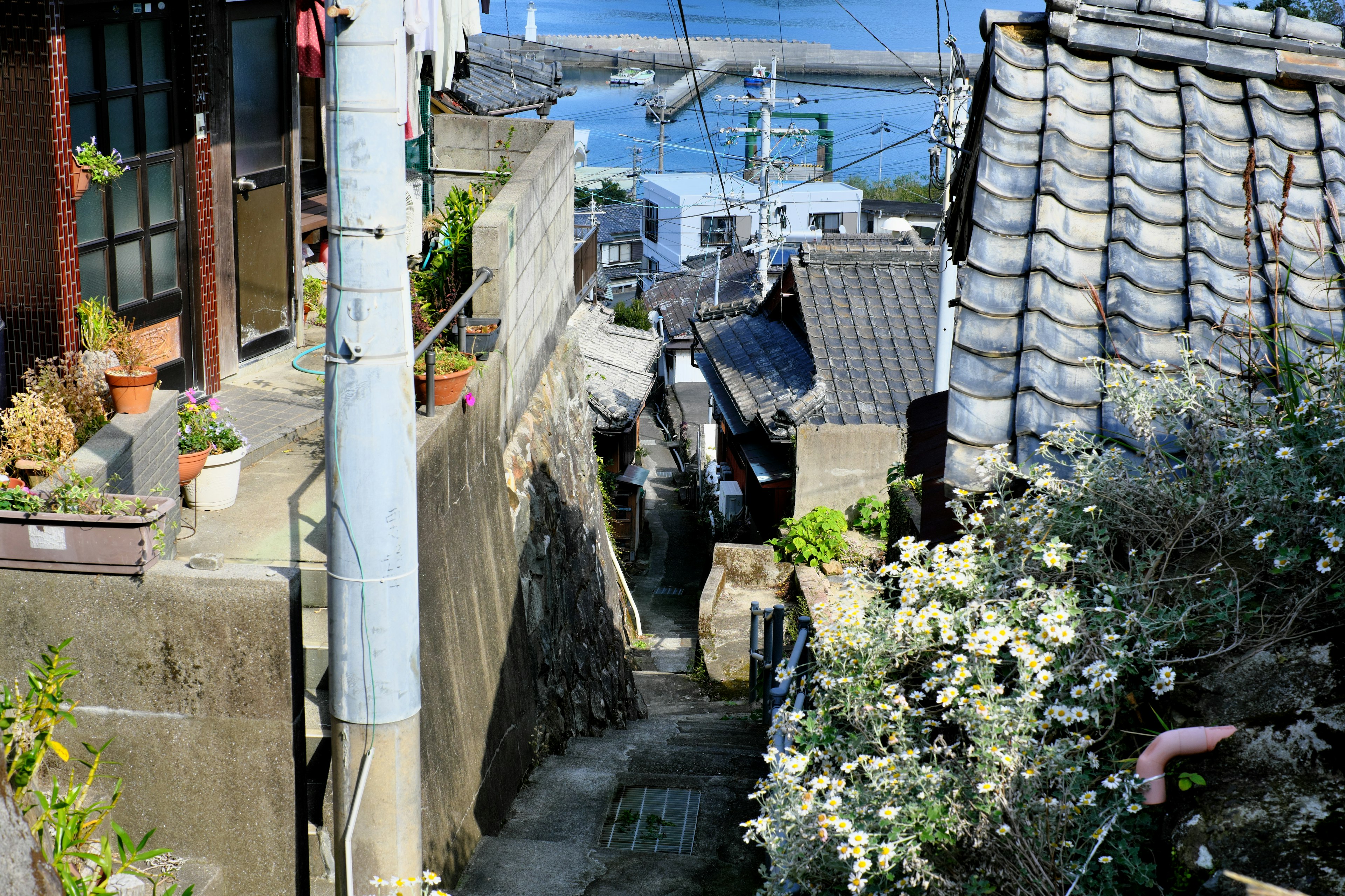 Narrow alley surrounded by old houses with a view of the sea