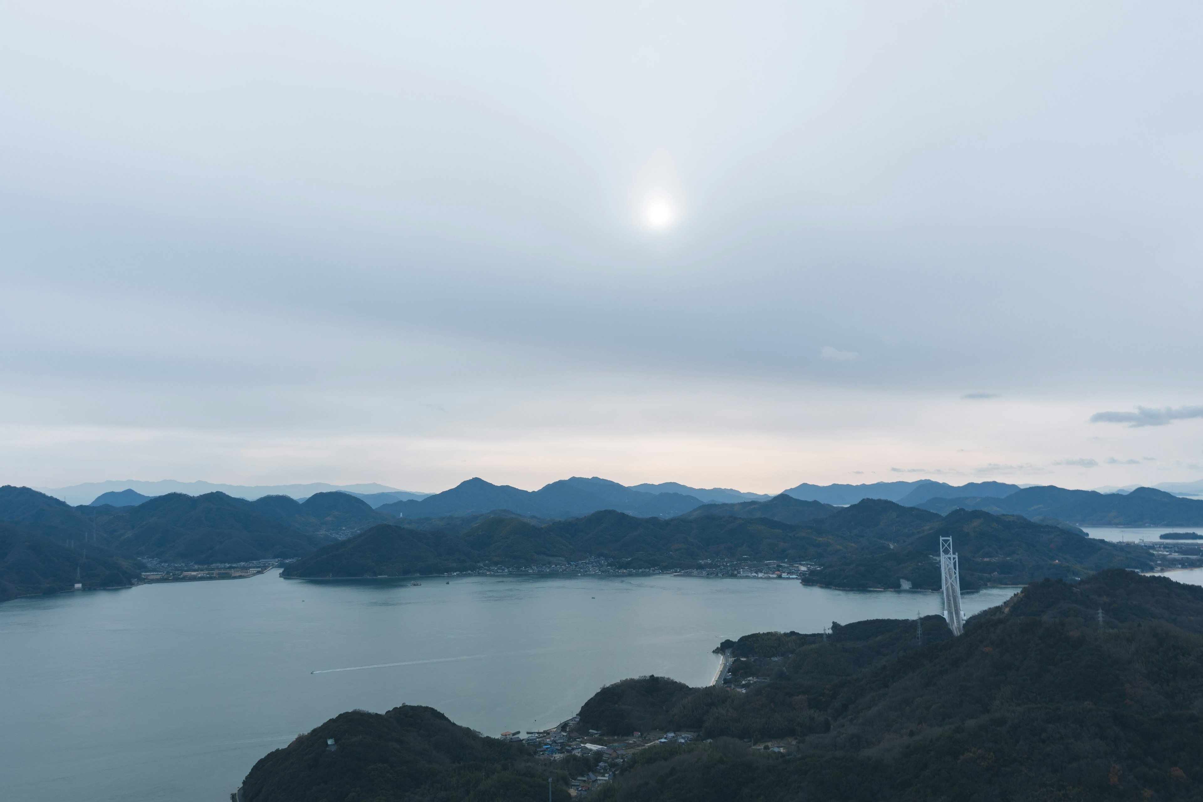 Una vista di montagne e un lago sotto un cielo nuvoloso