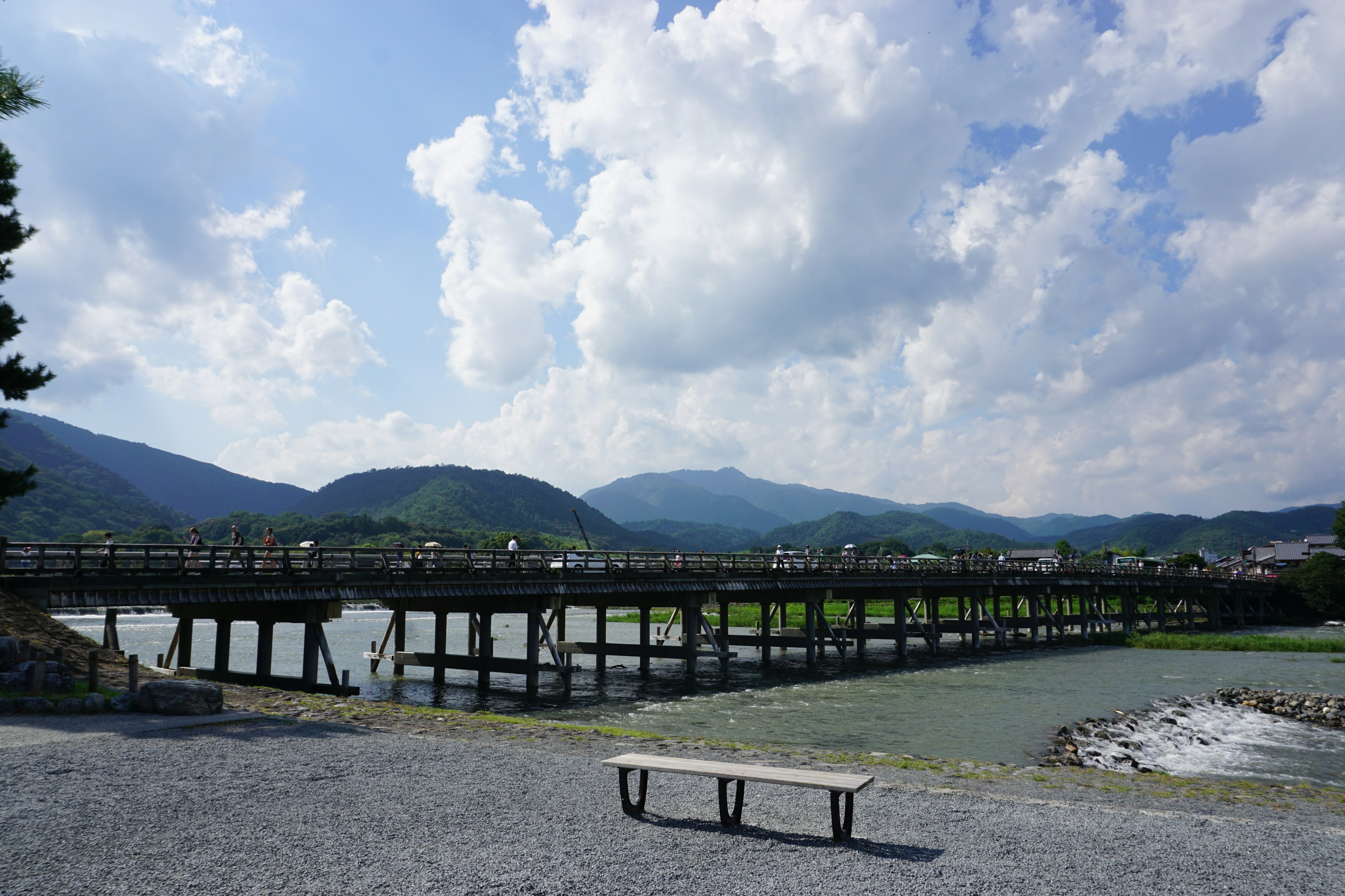 Vue pittoresque d'un pont en bois entouré de montagnes et d'un ciel bleu