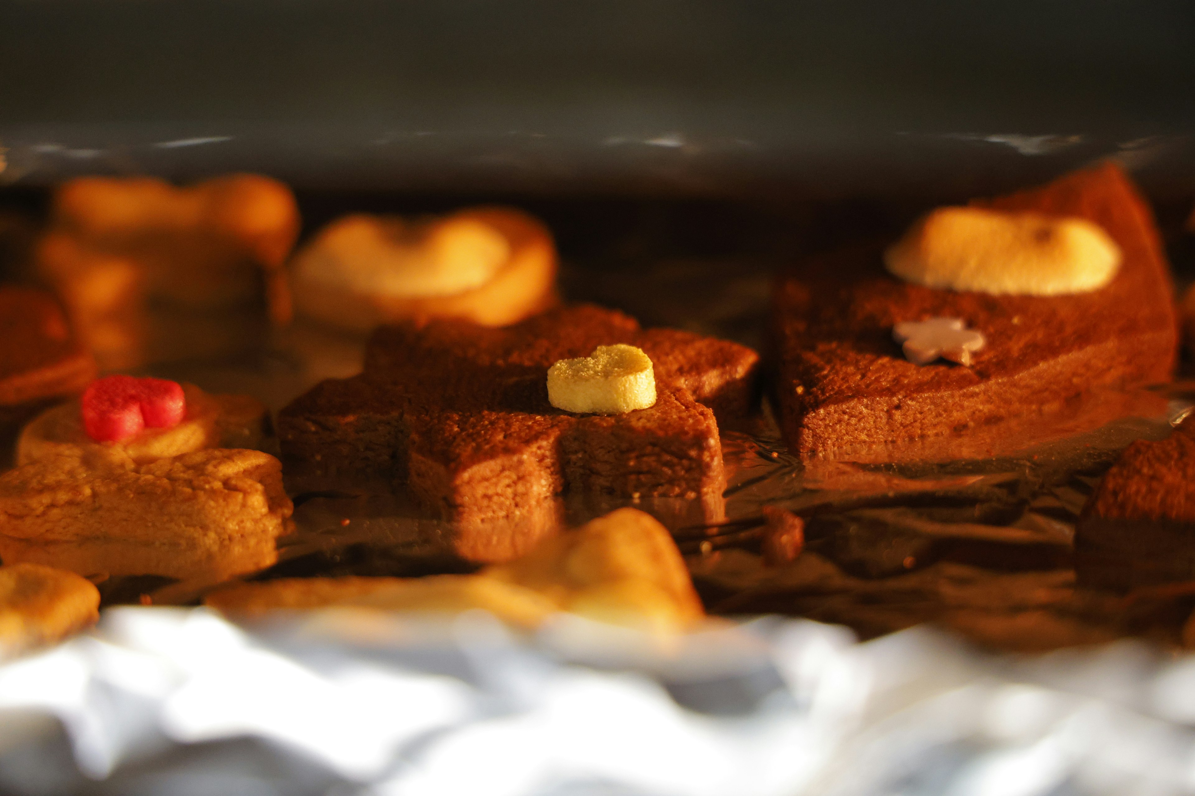 Nahaufnahme von Keksen, die im Ofen backen