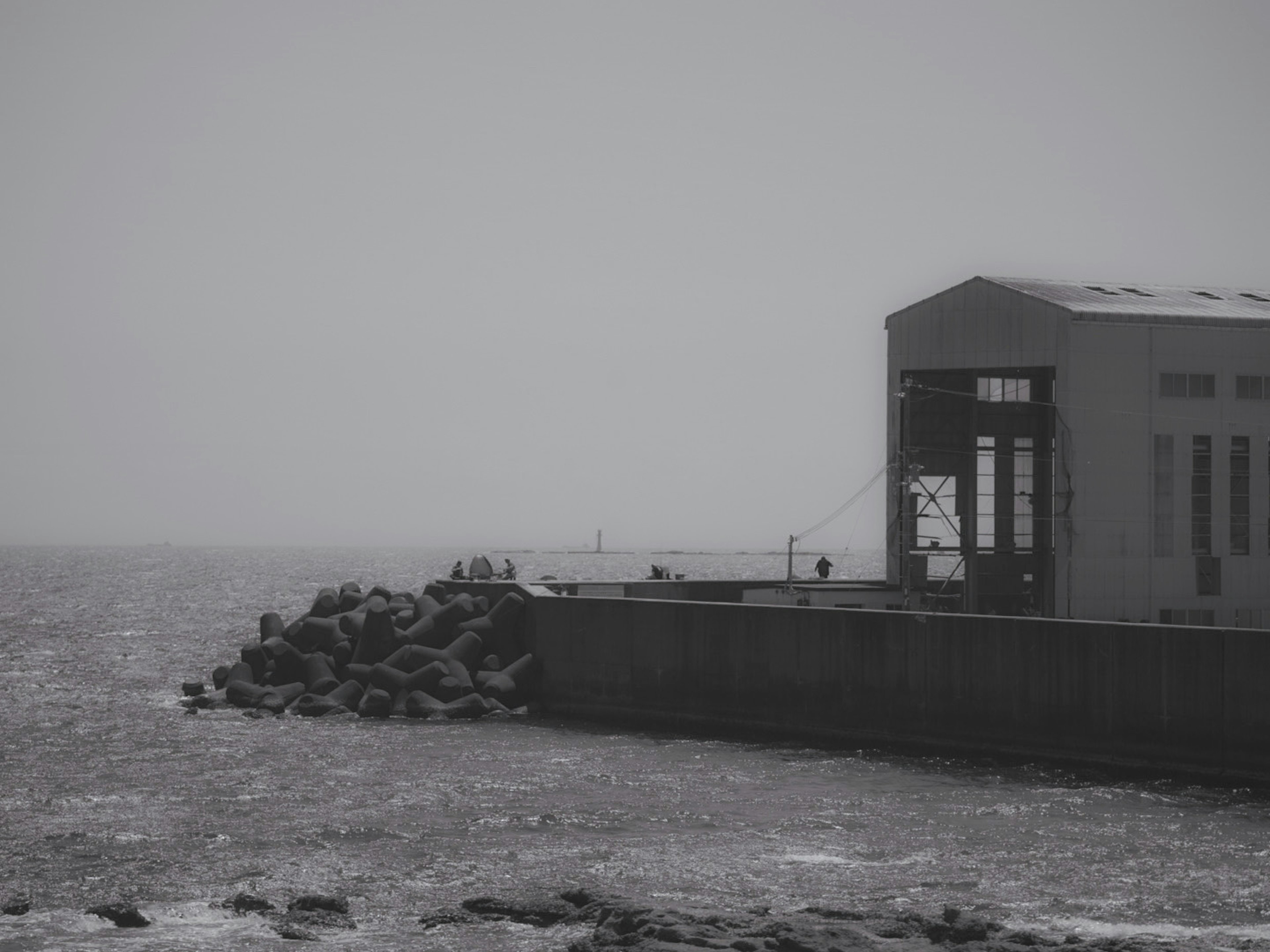 Vecchio edificio di fronte al mare con costa rocciosa