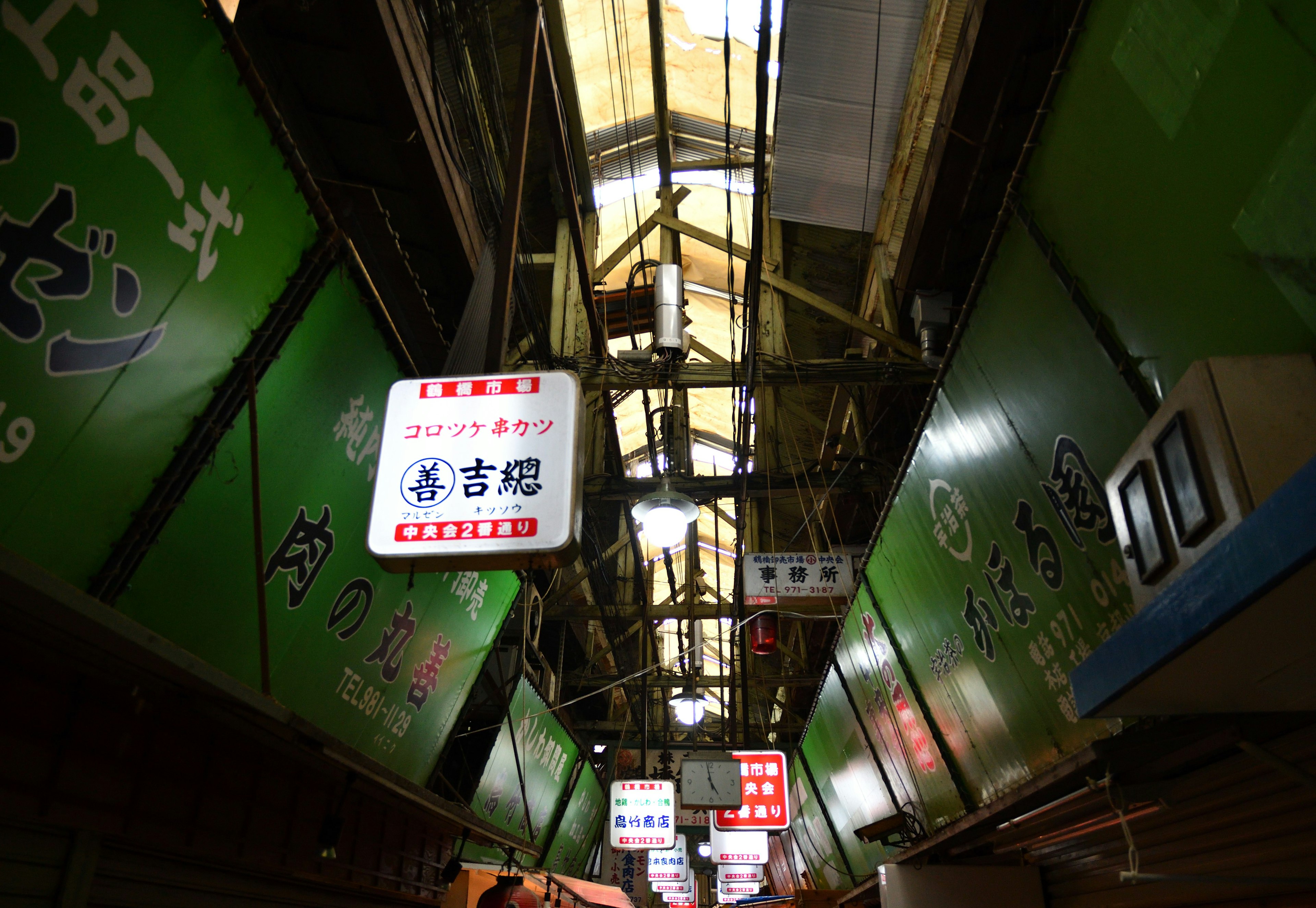 緑の壁と屋根のある商店街の内部の視点上からの写真