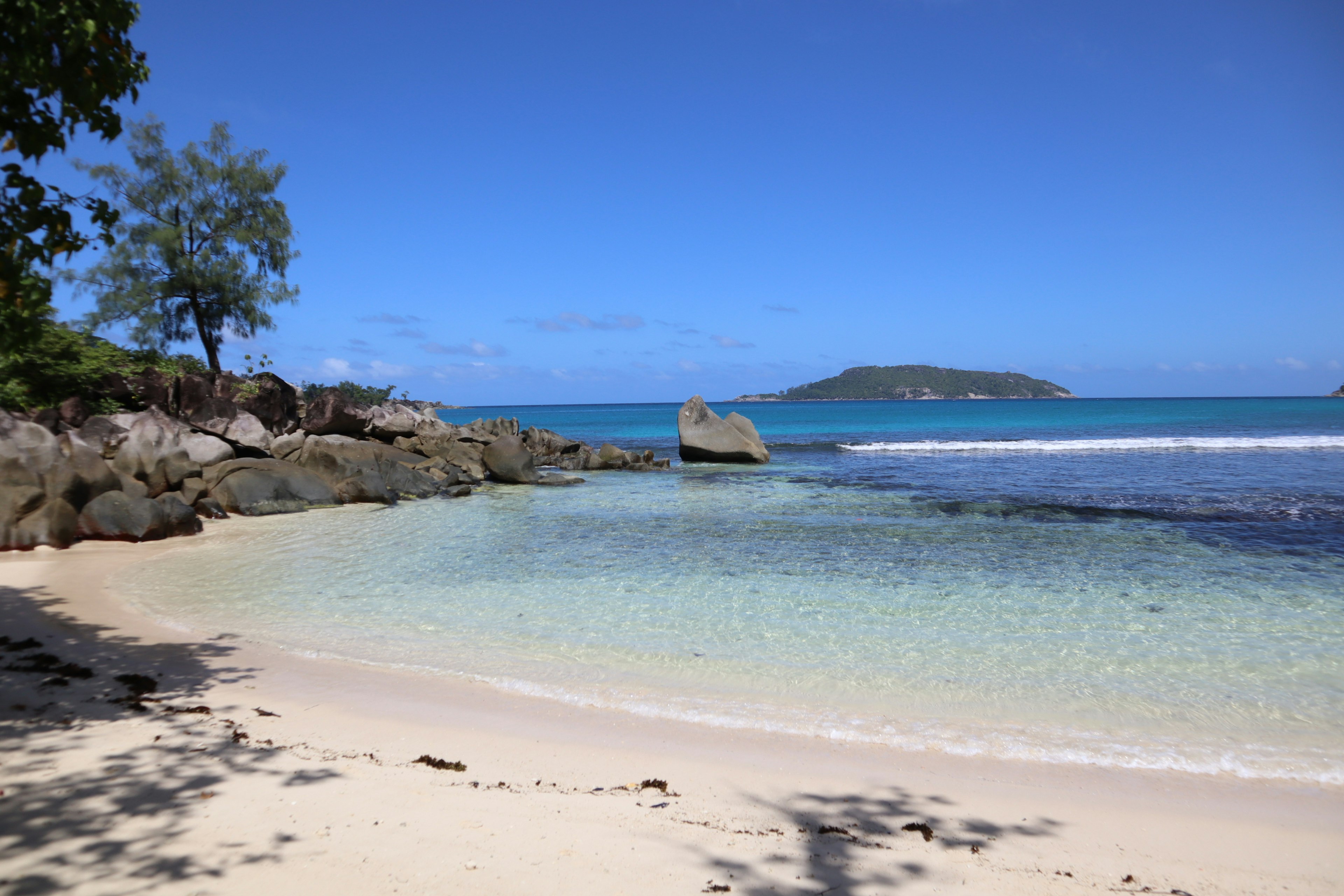 Pemandangan pantai yang indah dengan laut biru dan pasir putih