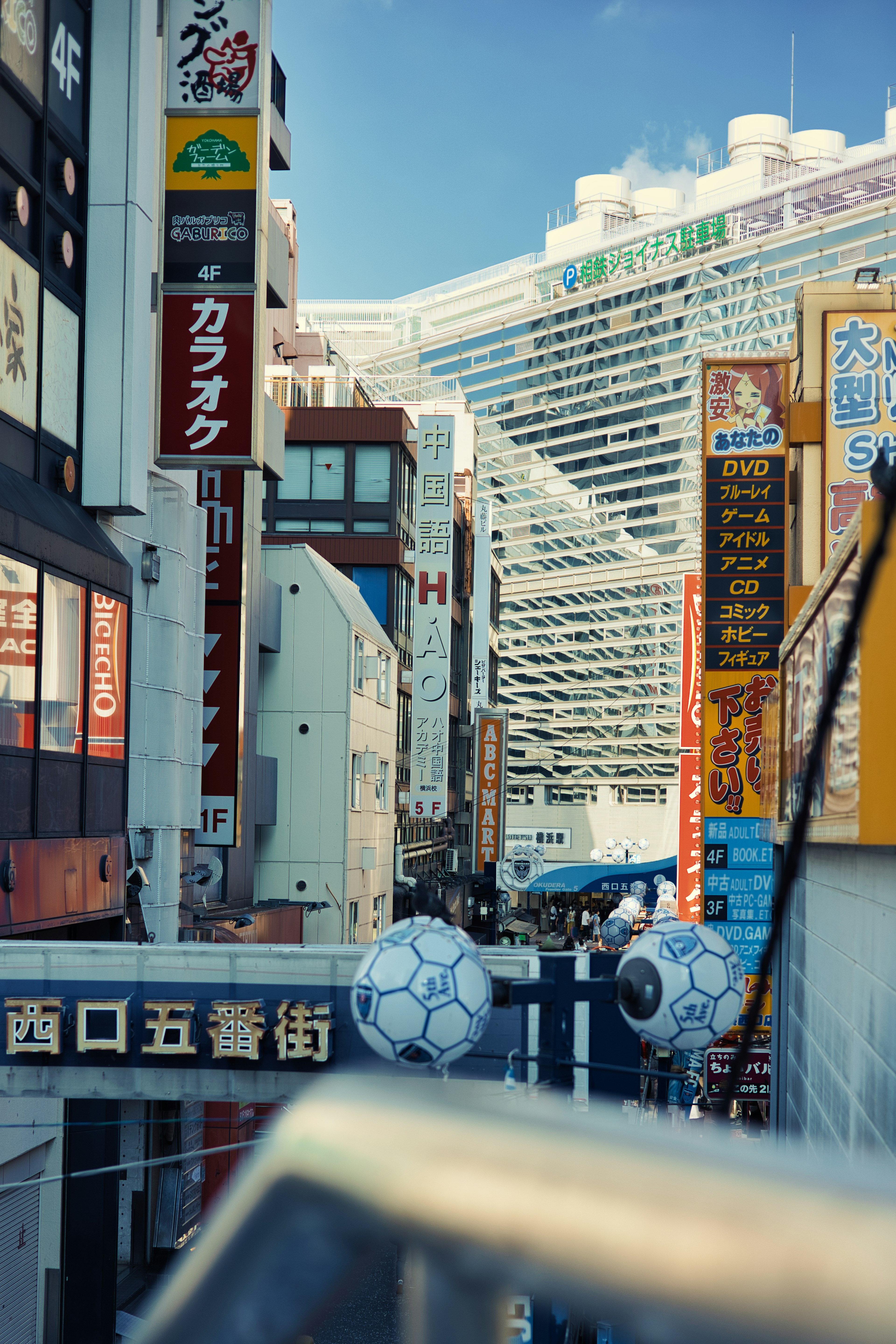 城市街景，装饰性足球