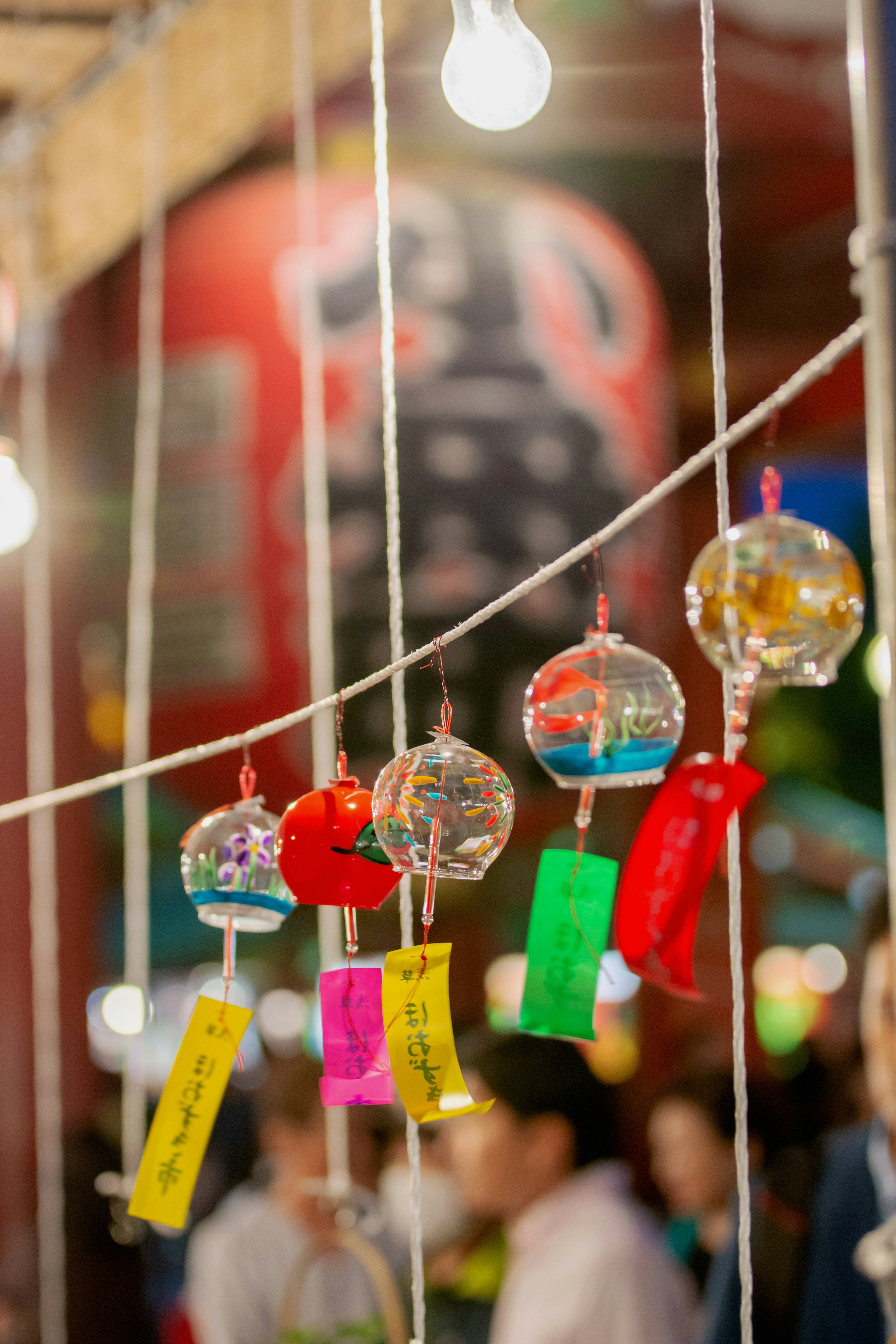 Carillons colorés suspendus à un stand de festival