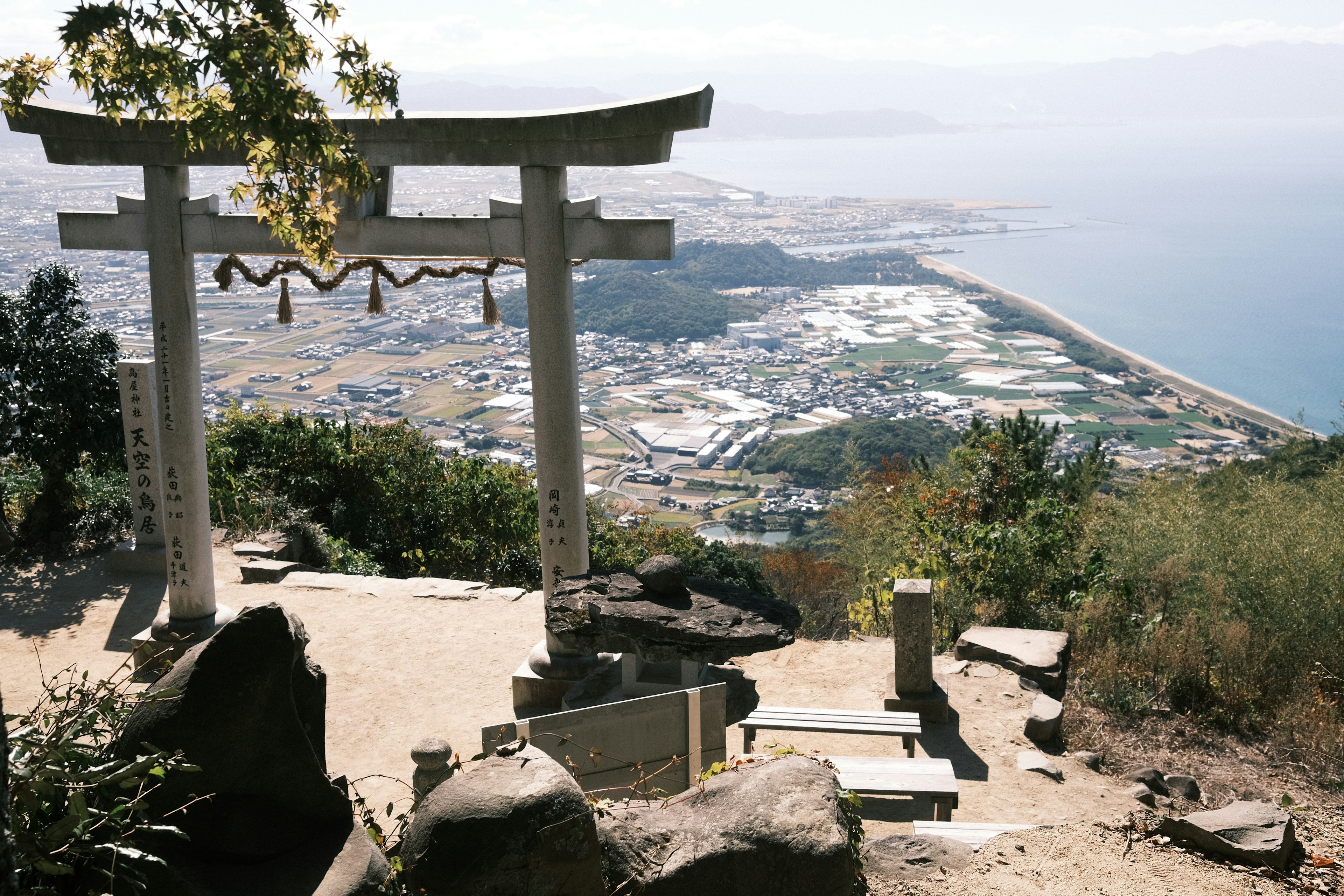 Torii in cima a una montagna con vista sul mare