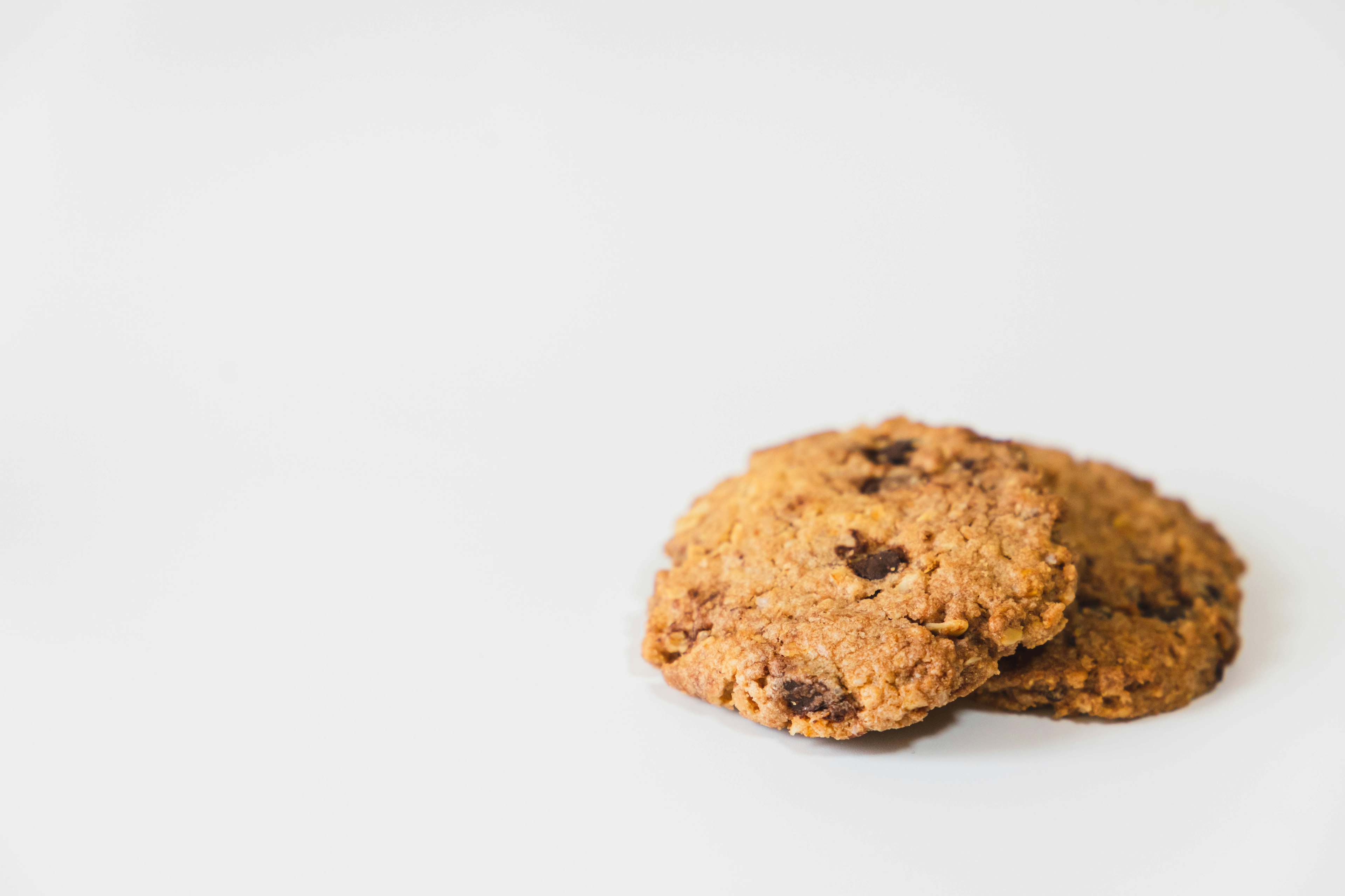 Biscotti con gocce di cioccolato su uno sfondo bianco