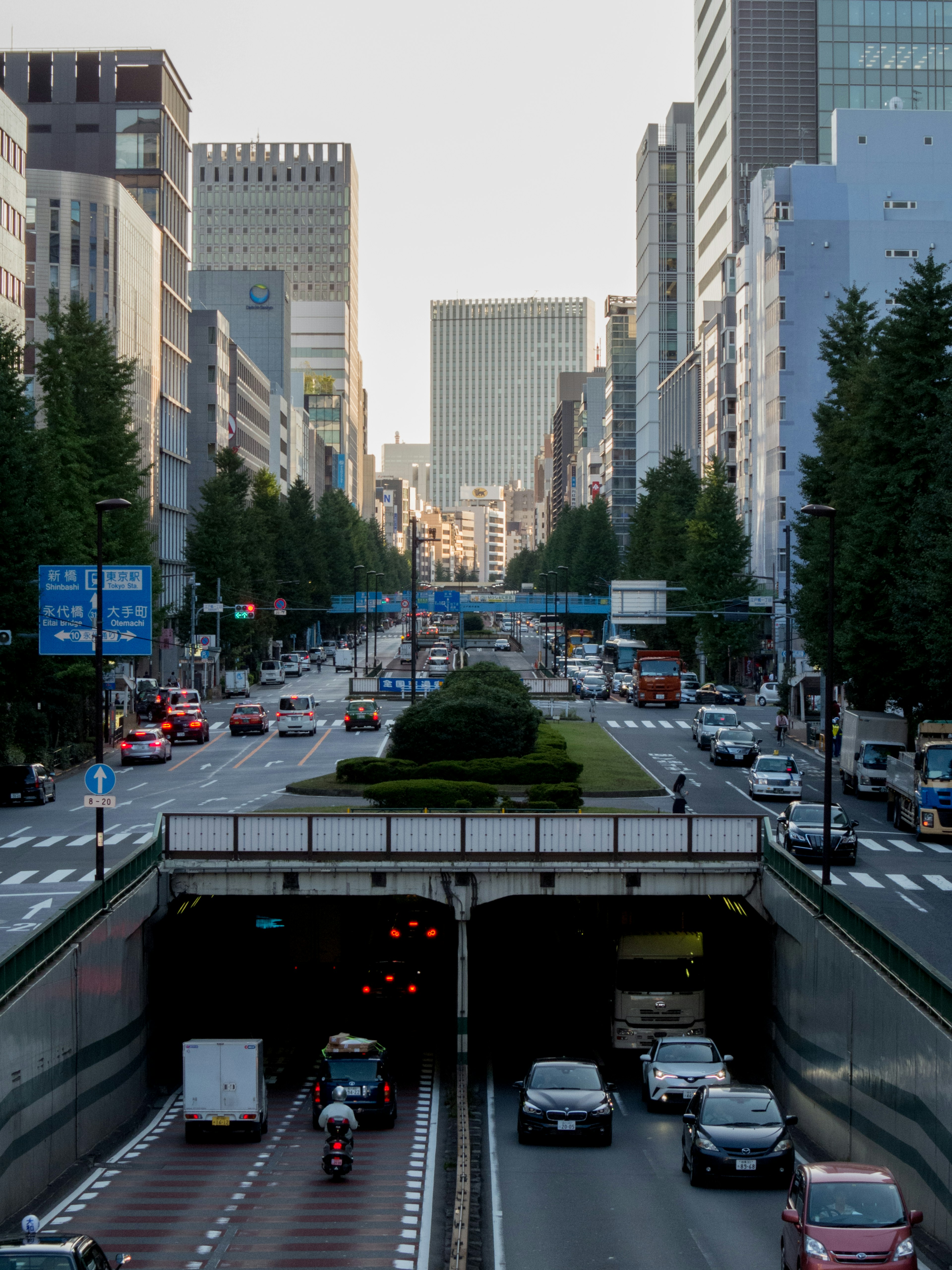 Paesaggio urbano con grattacieli e strada trafficata