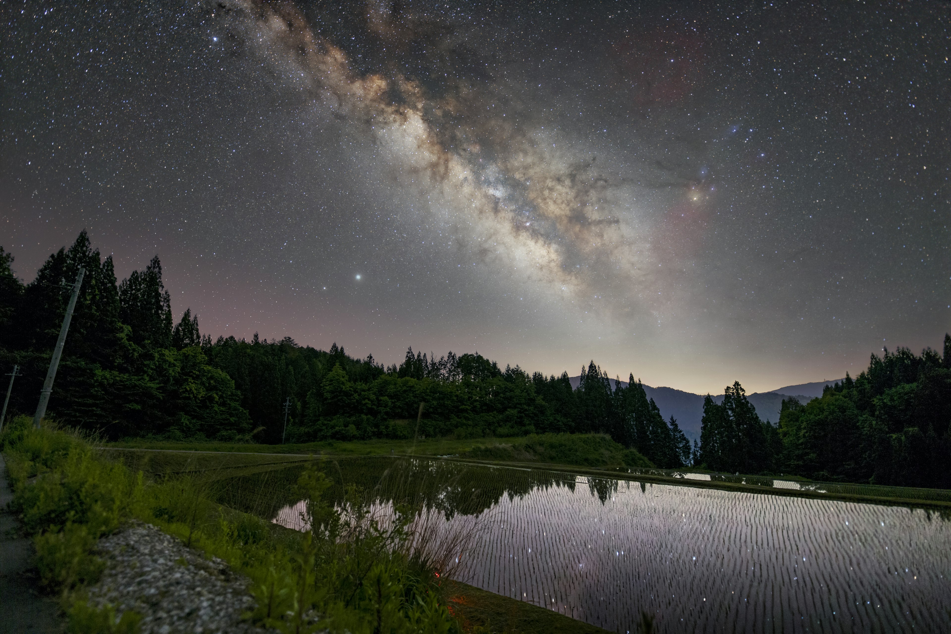 美しい星空と銀河が見える静かな湖の風景