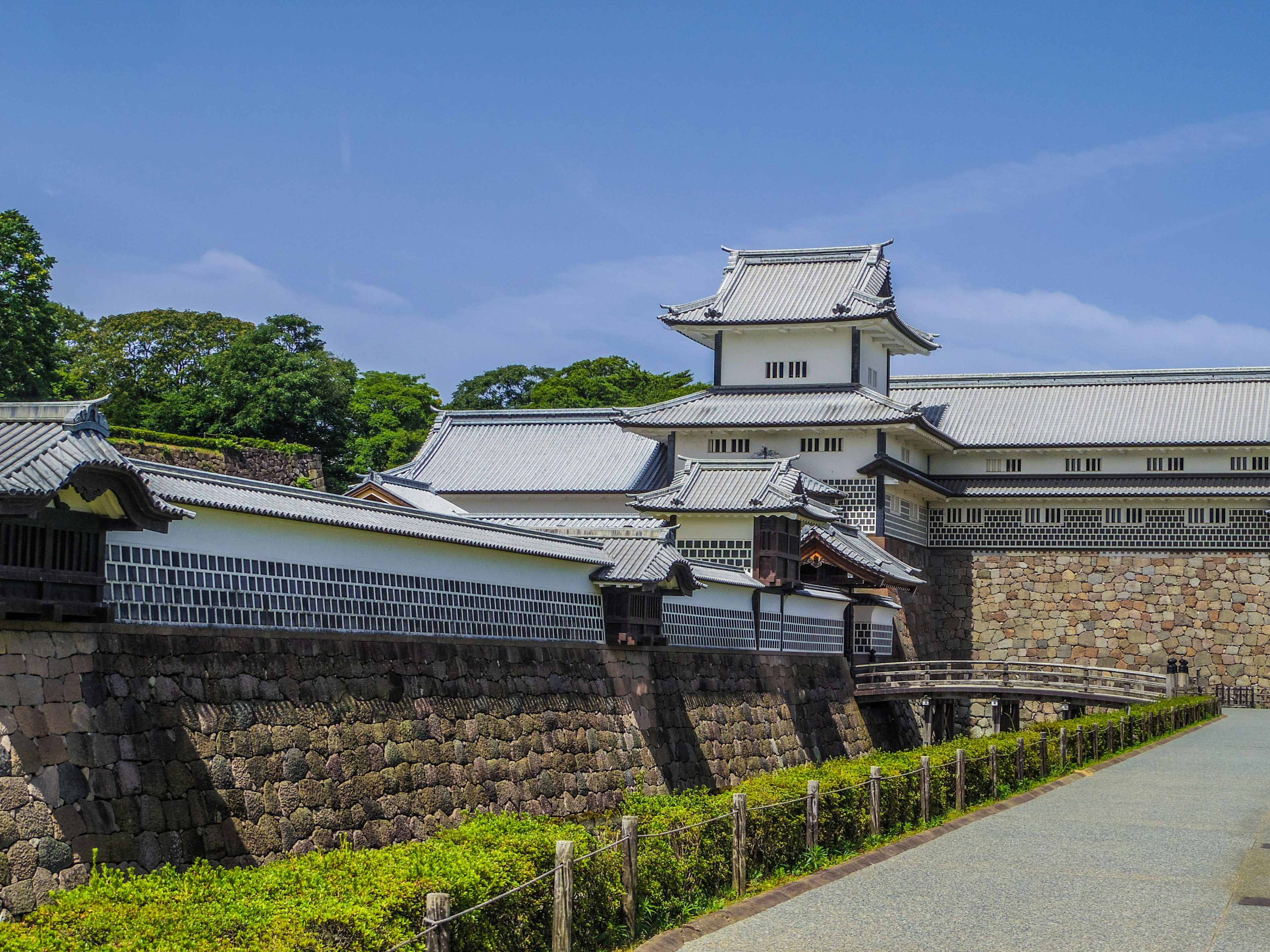 Vista escénica de un castillo con arquitectura japonesa tradicional y muros de piedra