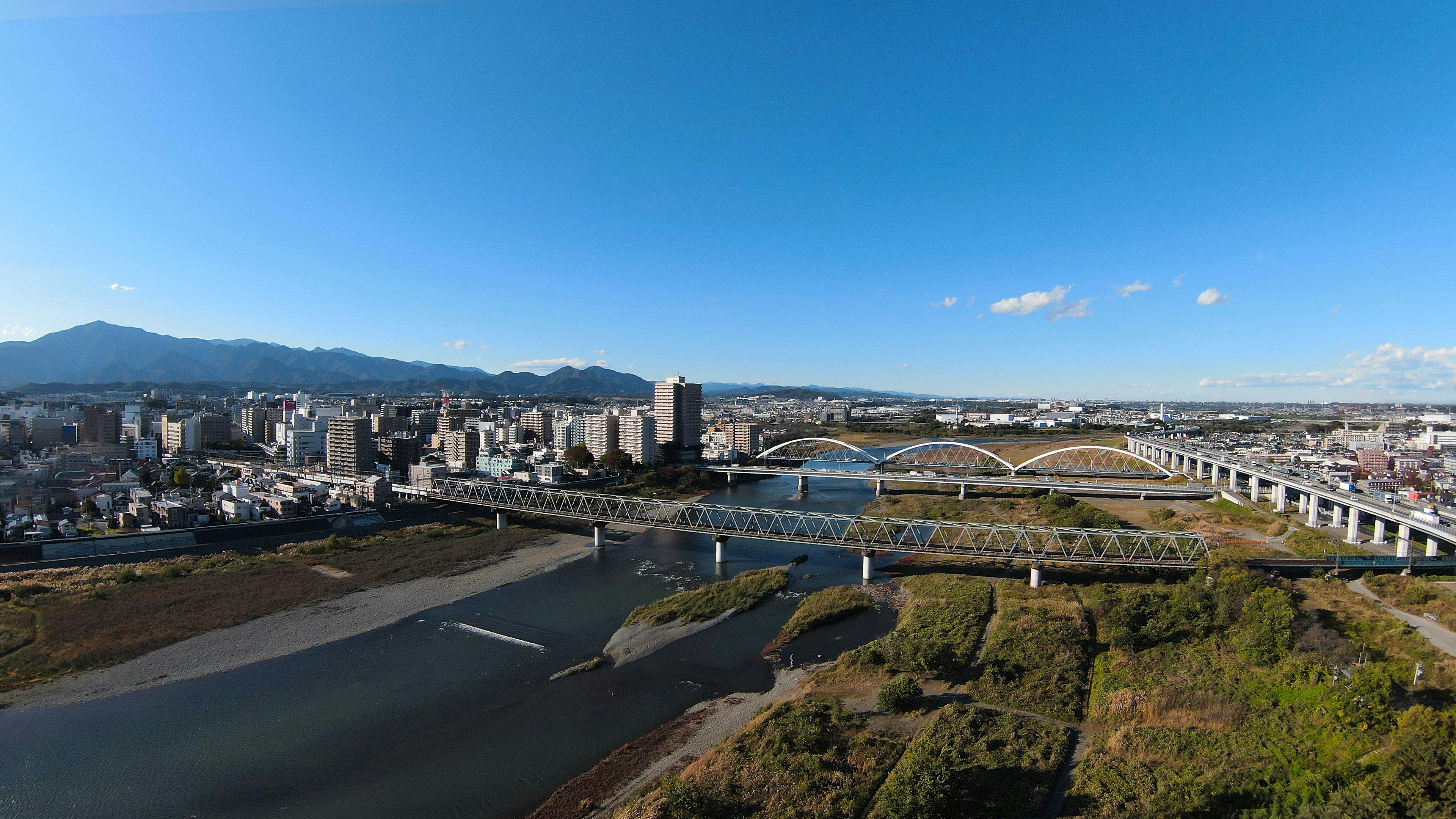 Vista panorámica de una ciudad con un río y puentes