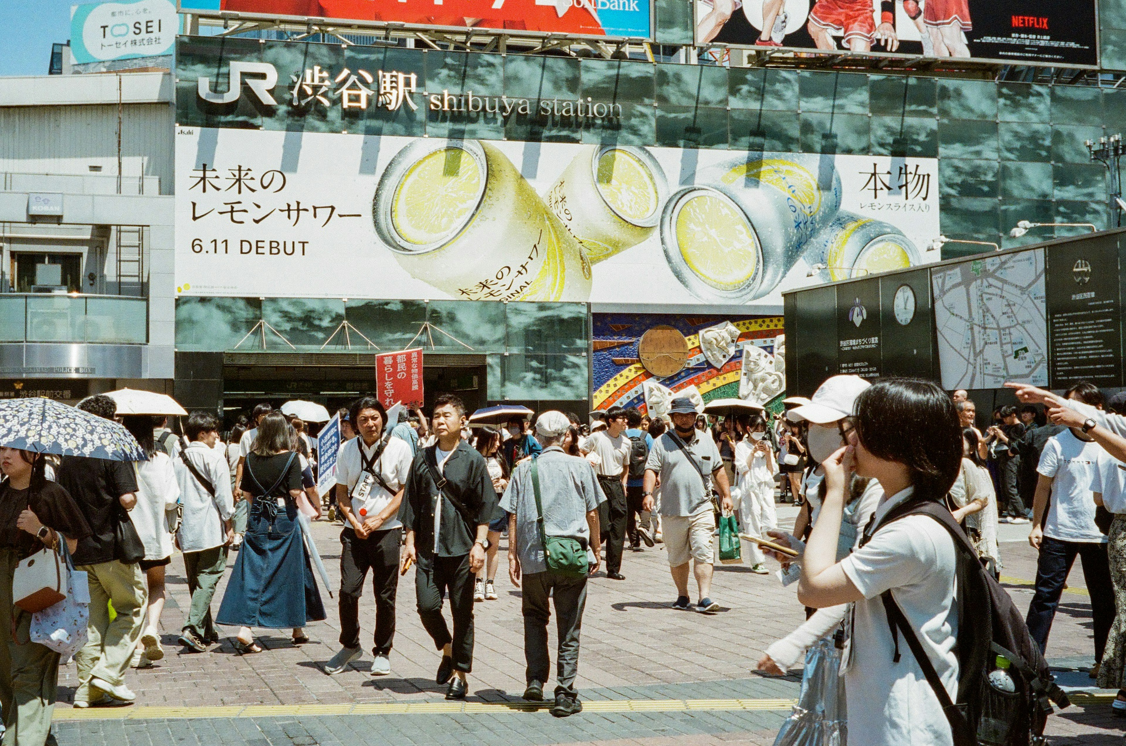 渋谷駅の前で人々が歩いている様子