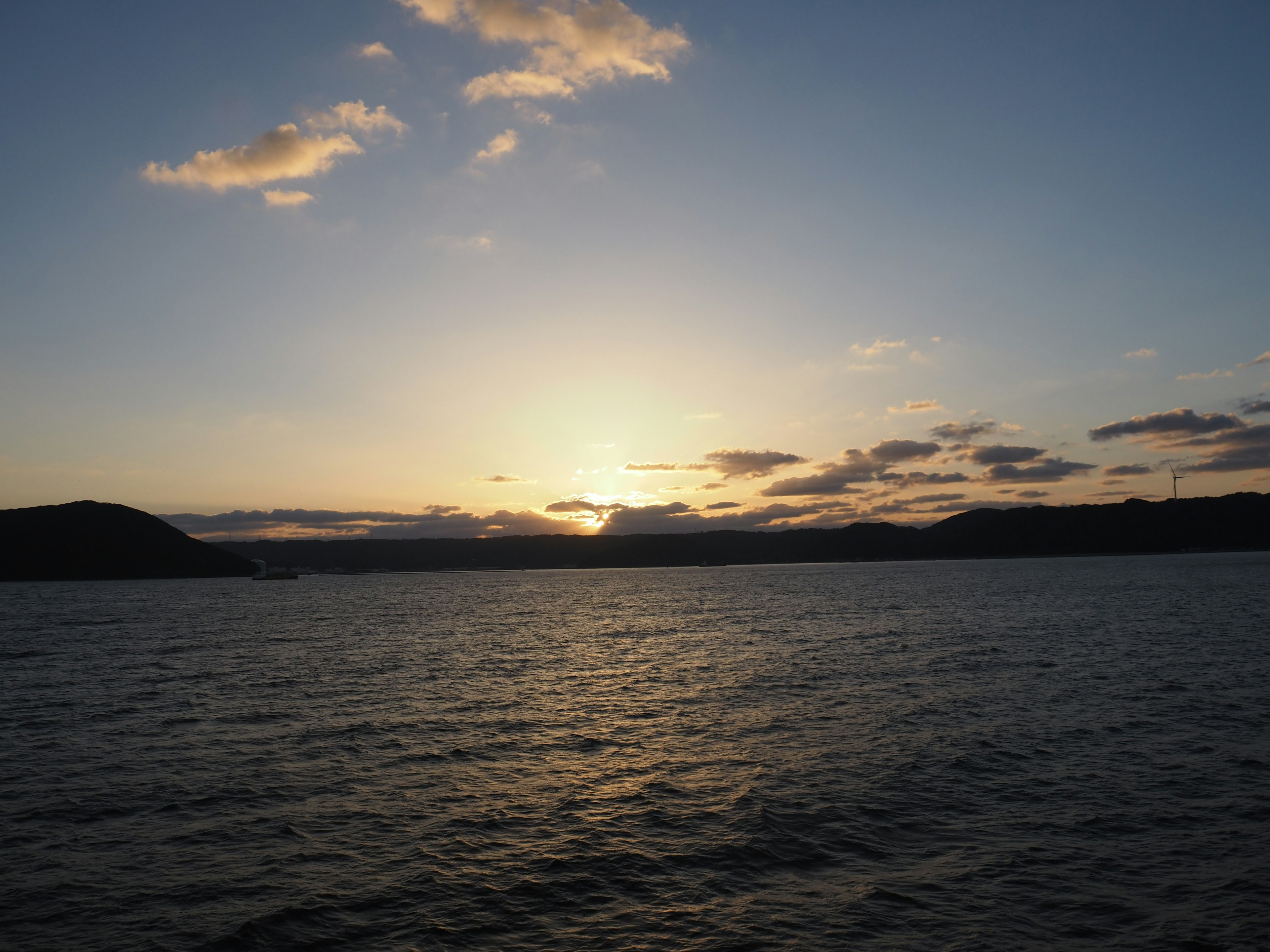 Bella vista del tramonto sul mare