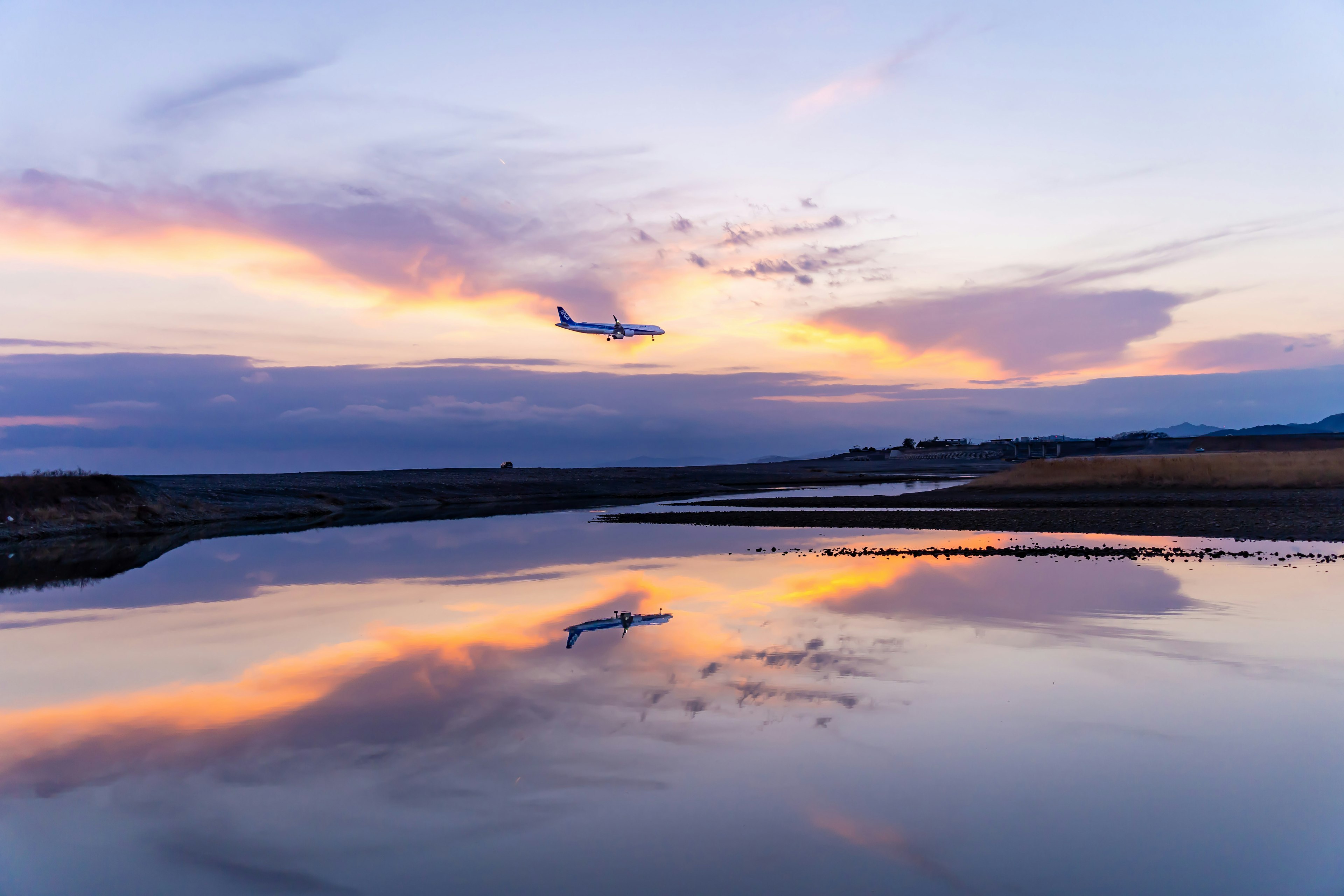 美しい夕焼けの空と水面の反射が広がる川の風景