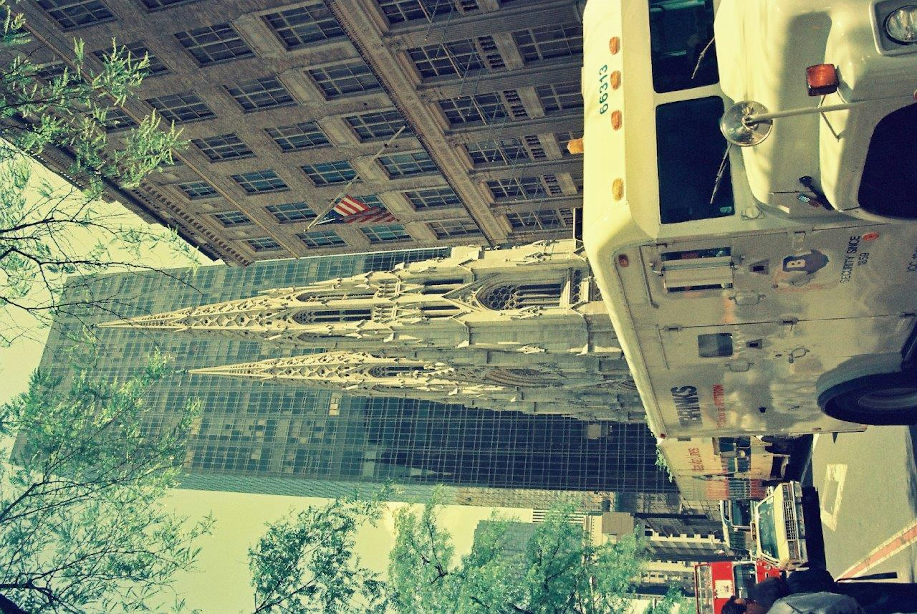 Scène urbaine avec un gratte-ciel et un camion dans la circulation