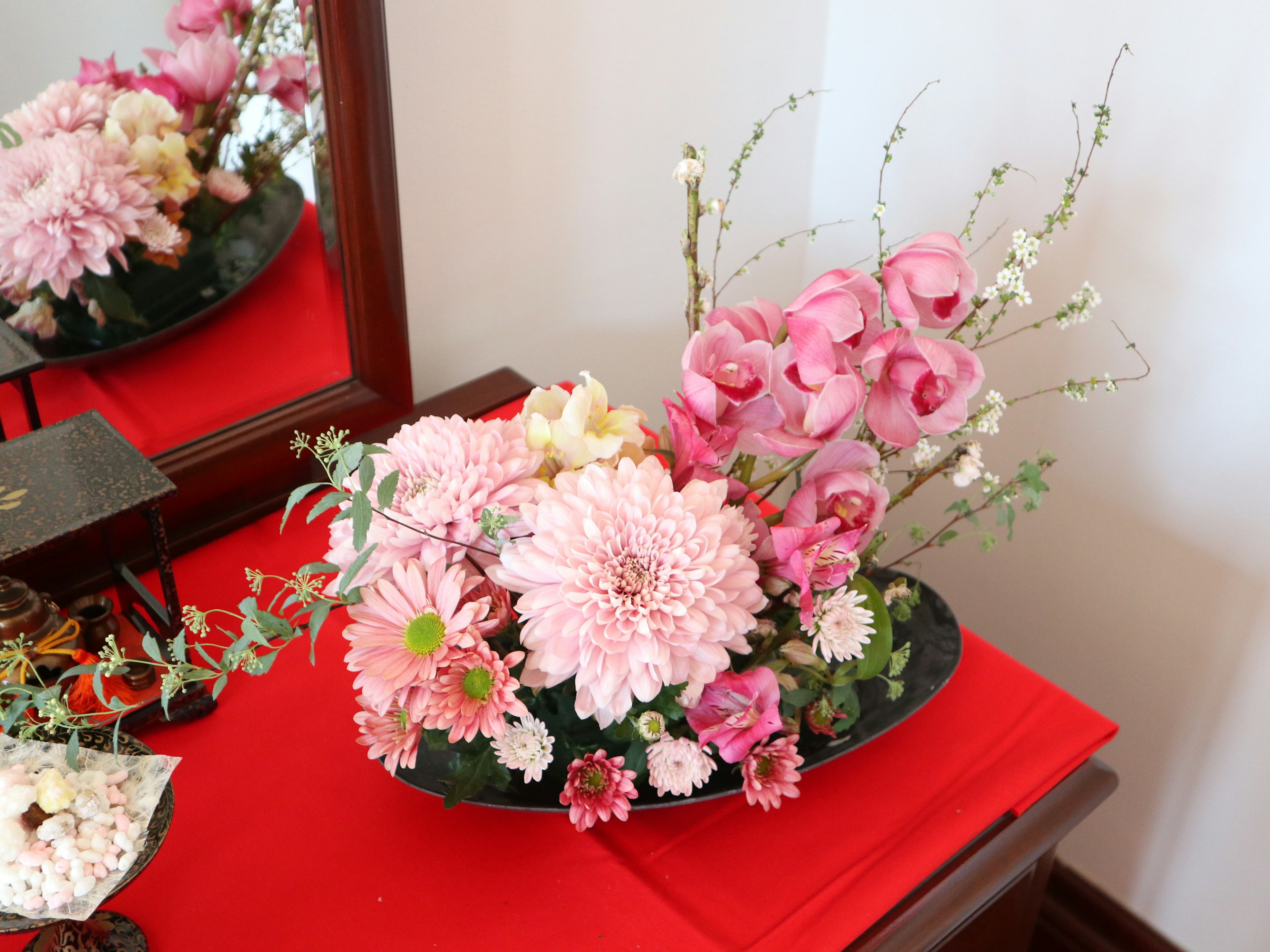 Bellissimo arrangement floreale rosa su un tessuto rosso