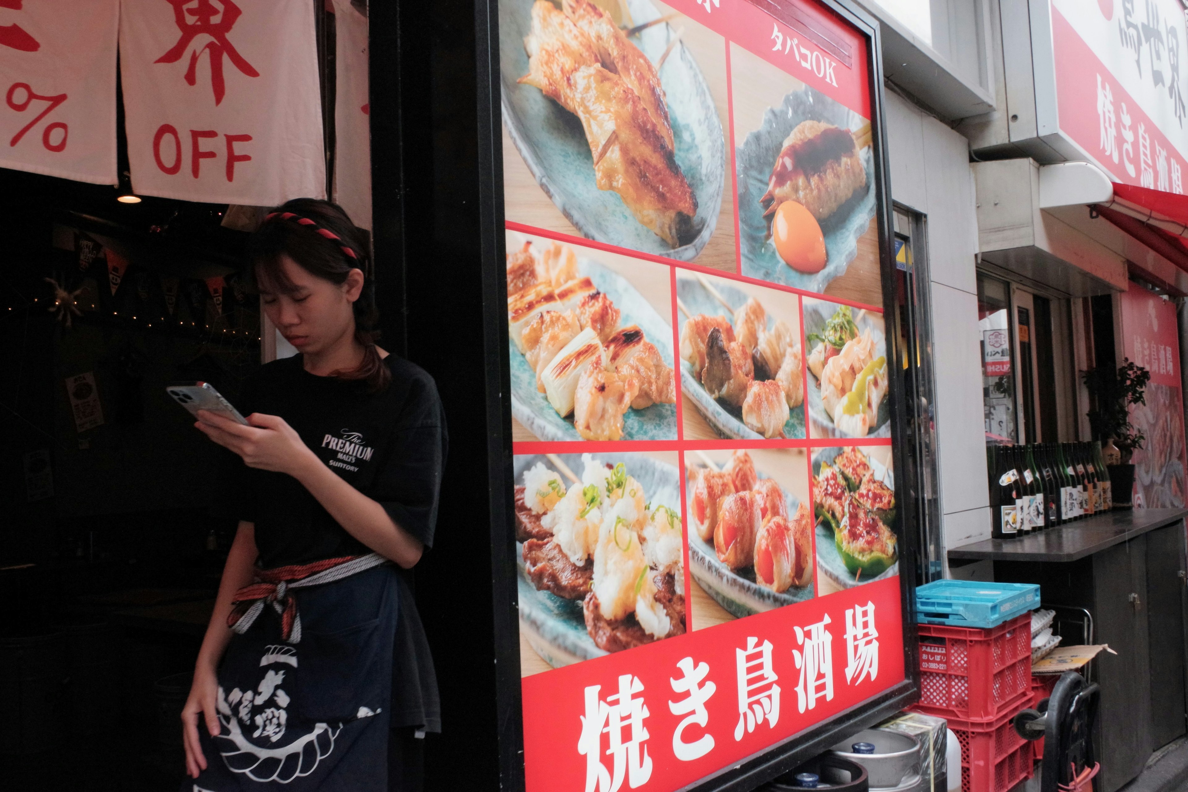 外食店の看板と料理メニューを持つ女性の画像