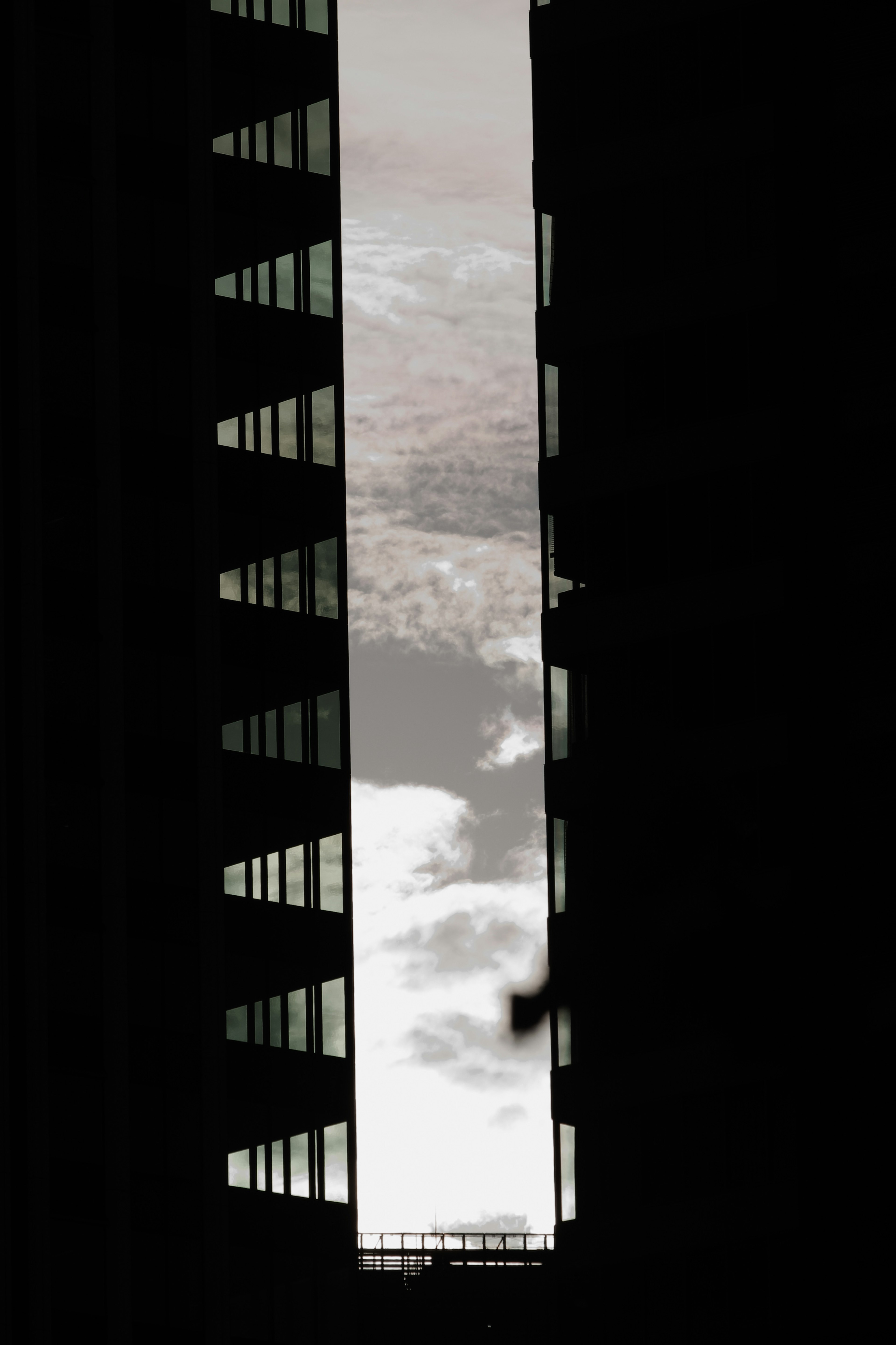 Contraste de nubes y cielo visible a través de una rendija de edificio