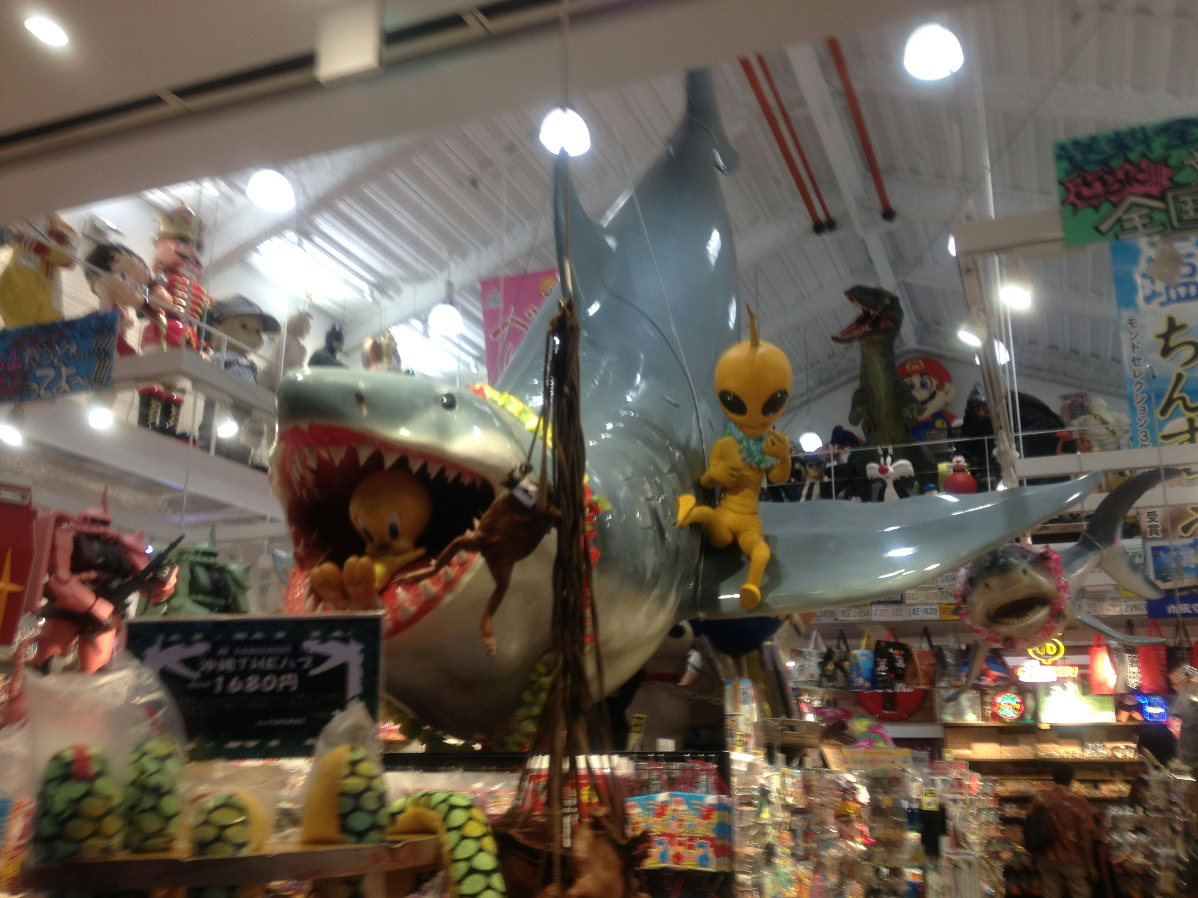 Grand modèle de requin avec des personnages colorés dans un magasin